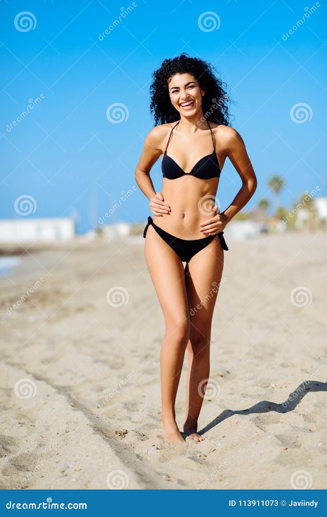 Mujer Joven Con El Cuerpo Hermoso En Traje De Baño Que Sonríe En a Imagen de archivo - Imagen de piel, ropas: 113911073
