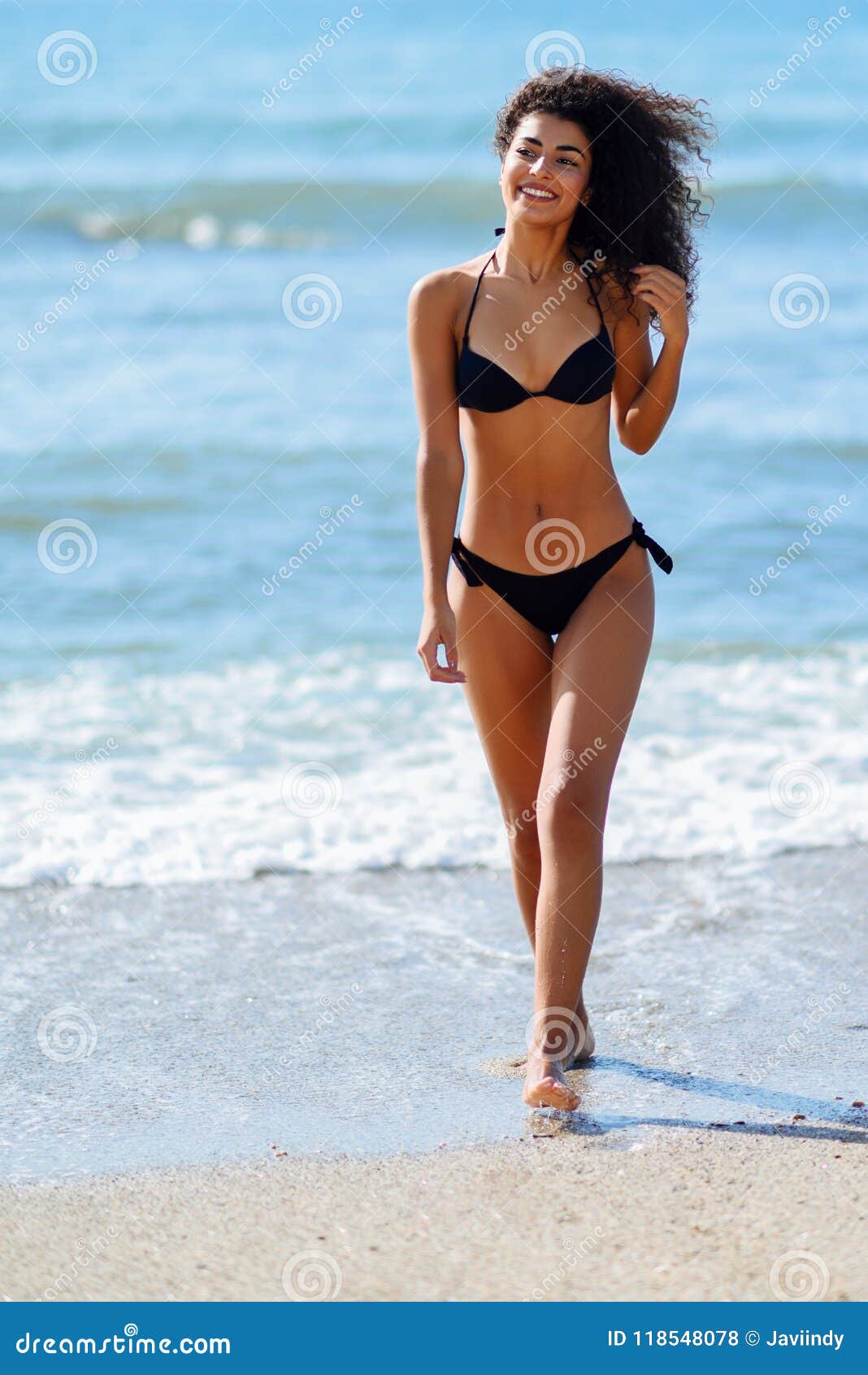 Mujer Joven Con El Hermoso Traje De Baño Que Sonríe En Foto de archivo - Imagen de turista, playa: 118548078