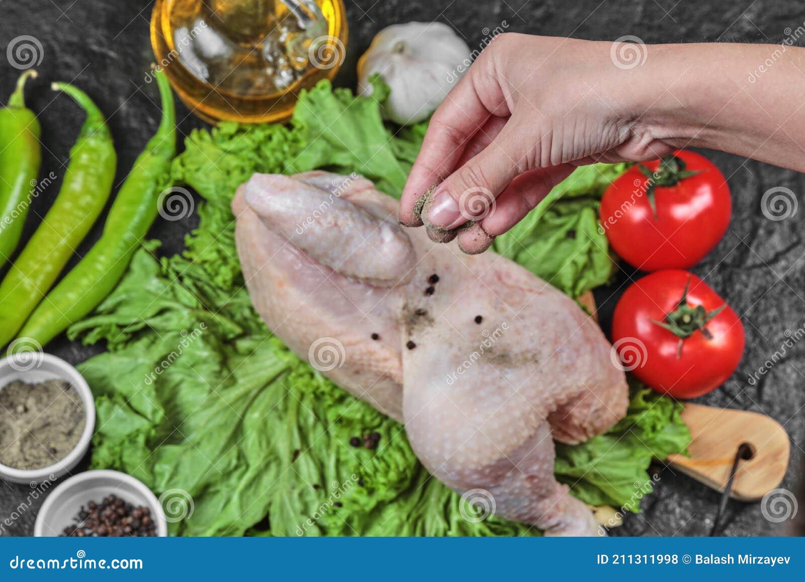 Mujer Añade Especias Al Pollo Crudo Con Manojo De Verduras Sobre Fondo Oscuro Foto de archivo - Imagen de verdes, mano: 211311998 Mujer Añade Especias Al Pollo Crudo Con Manojo De Verduras Sobre Fondo Oscuro Foto de archivo - Imagen de verdes, mano: 211311998