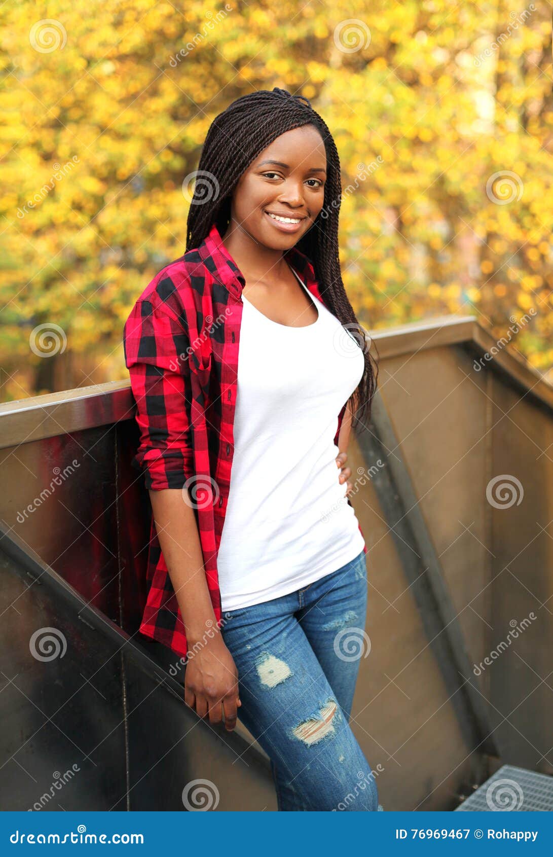 Mujer Africana Bastante Sonriente Que Lleva La Camisa a Cuadros Roja En Otoño Soleado Imagen de archivo - Imagen exterior, hermoso: 76969467