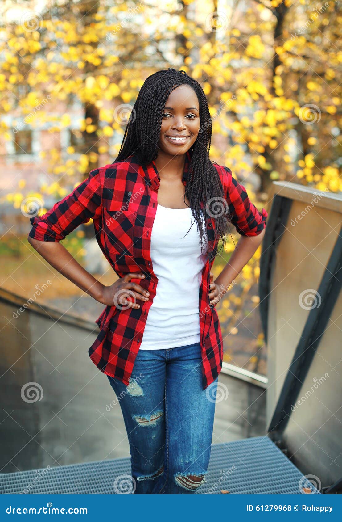 Africana Bastante Sonriente Que Lleva Una Camisa Cuadros Roja Foto de archivo - Imagen de alegre, ocasional: 61279968