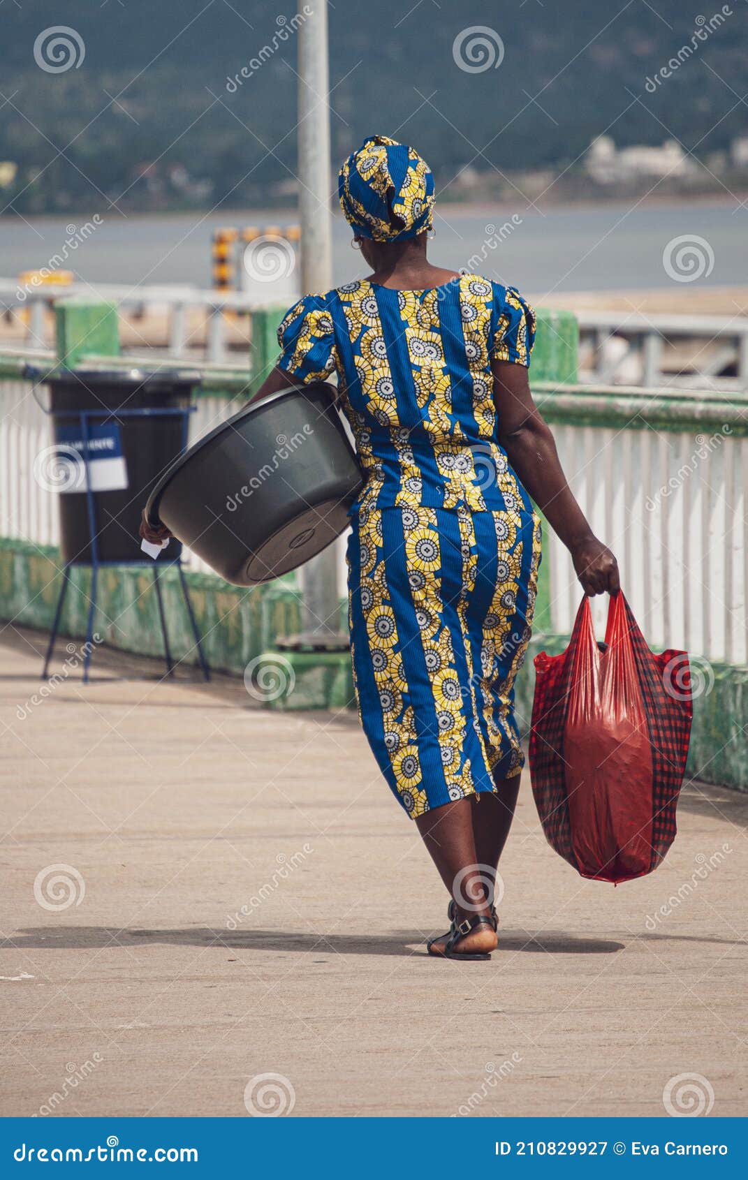 Mujer Con Ropa Típica Llevando Paquetes Y Grandes Fotografía editorial - Imagen local, vivo: 210829927