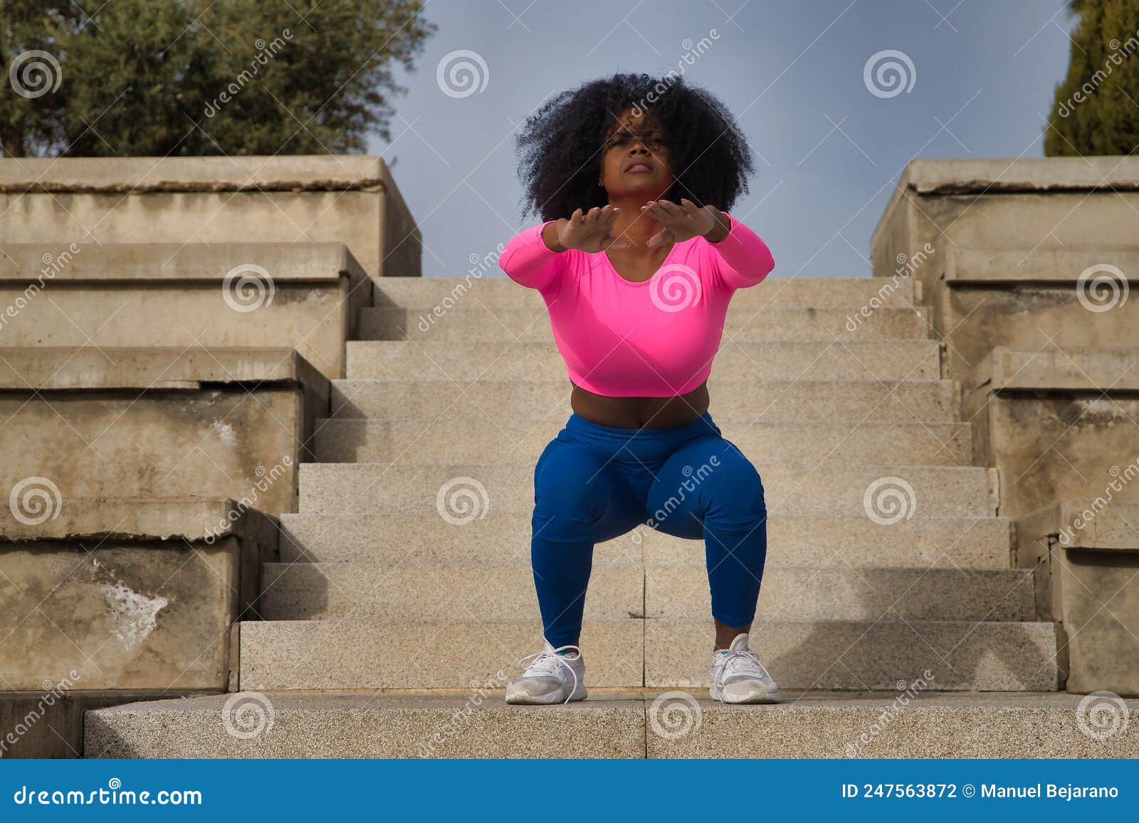 Mujer Afroamericana Con Pelo Afro Y Ropa Deportiva Con Camiseta Rosa  Fluorescente Y Piernas Haciendo Ejercicios De Squash En Las E Foto de  archivo - Imagen de sportswear, negro: 247563872