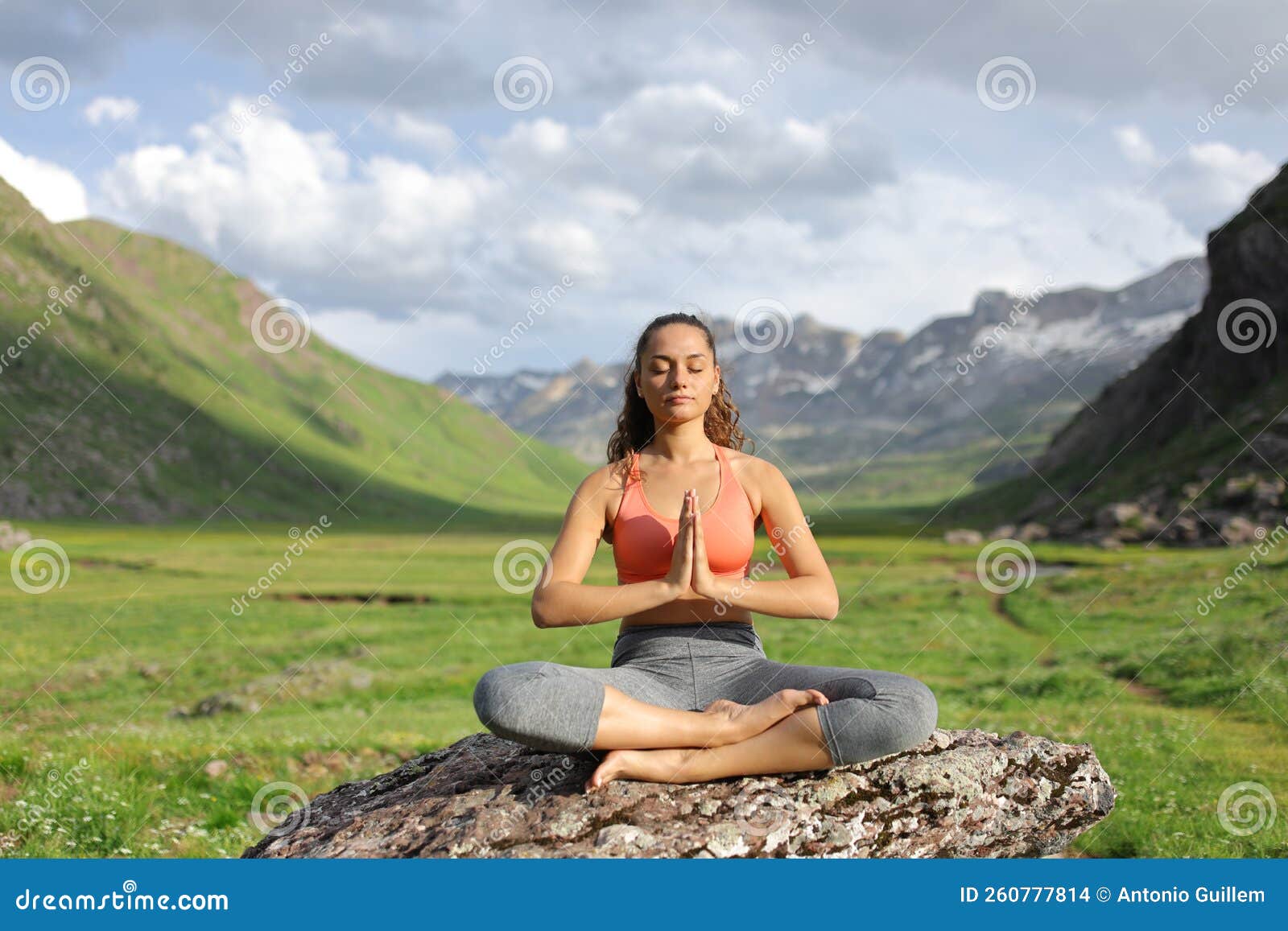 https://thumbs.dreamstime.com/z/mujer-agradeciendo-hacer-yoga-en-la-naturaleza-retrato-de-vista-frontal-una-ejercicios-260777814.jpg