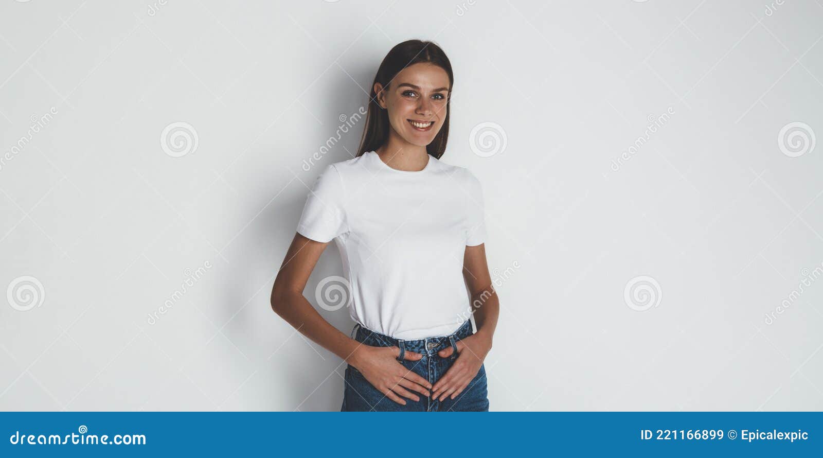 Mujer Alegre Camiseta Básica Sonriendo a La Cámara archivo - Imagen de lifestyle, hembra: 221166899