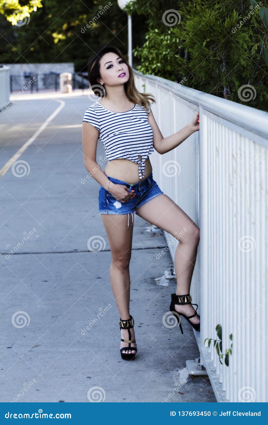 Mujer Asiática Que Coloca En Pantalones Cortos Y Aire Libre Superior Foto de archivo - Imagen de americano, cortocircuitos: 137693450