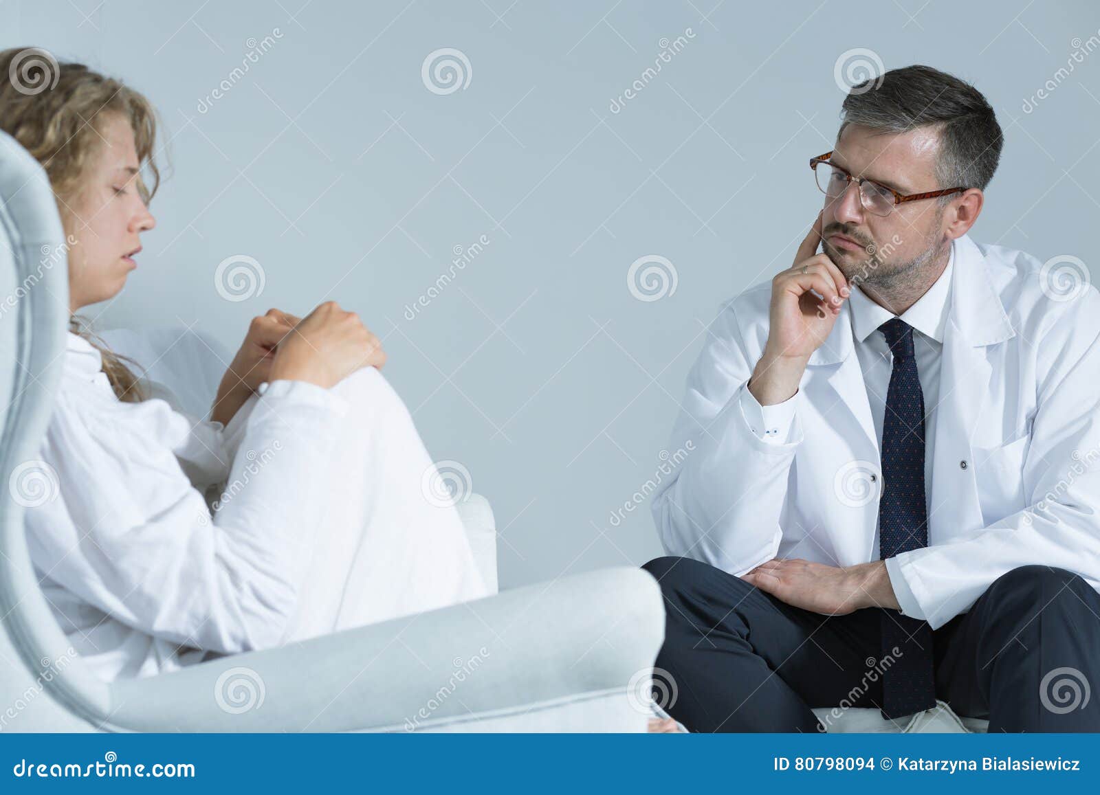 Mujer Ansiosa Con Un Psiquiatra Foto de archivo - Imagen de esquizofrenia,  hospital: 80798094, image size:1600x1157