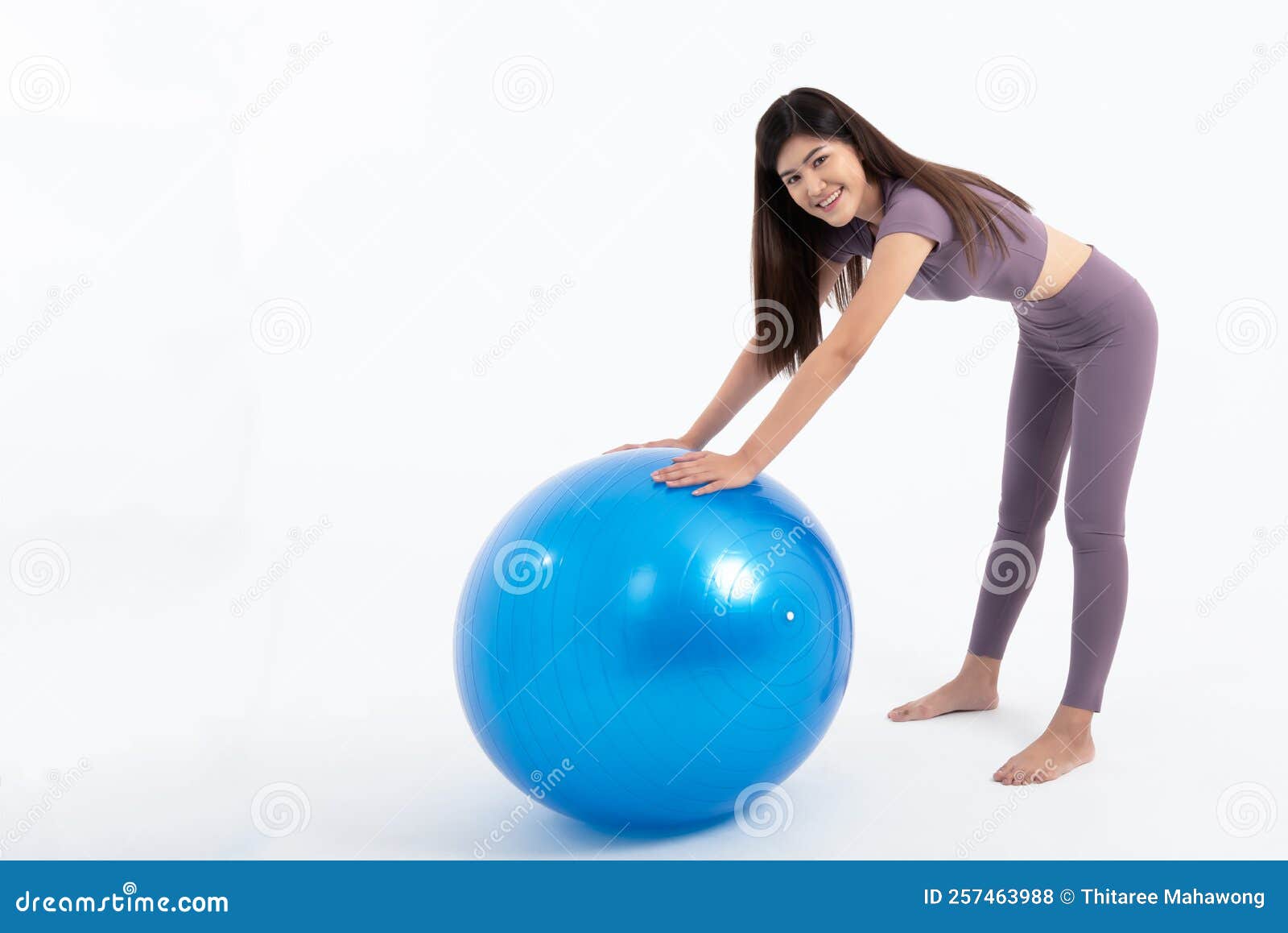 Hacer Ejercicios Usando La Bola De Fitness. Mujer Con Ropa