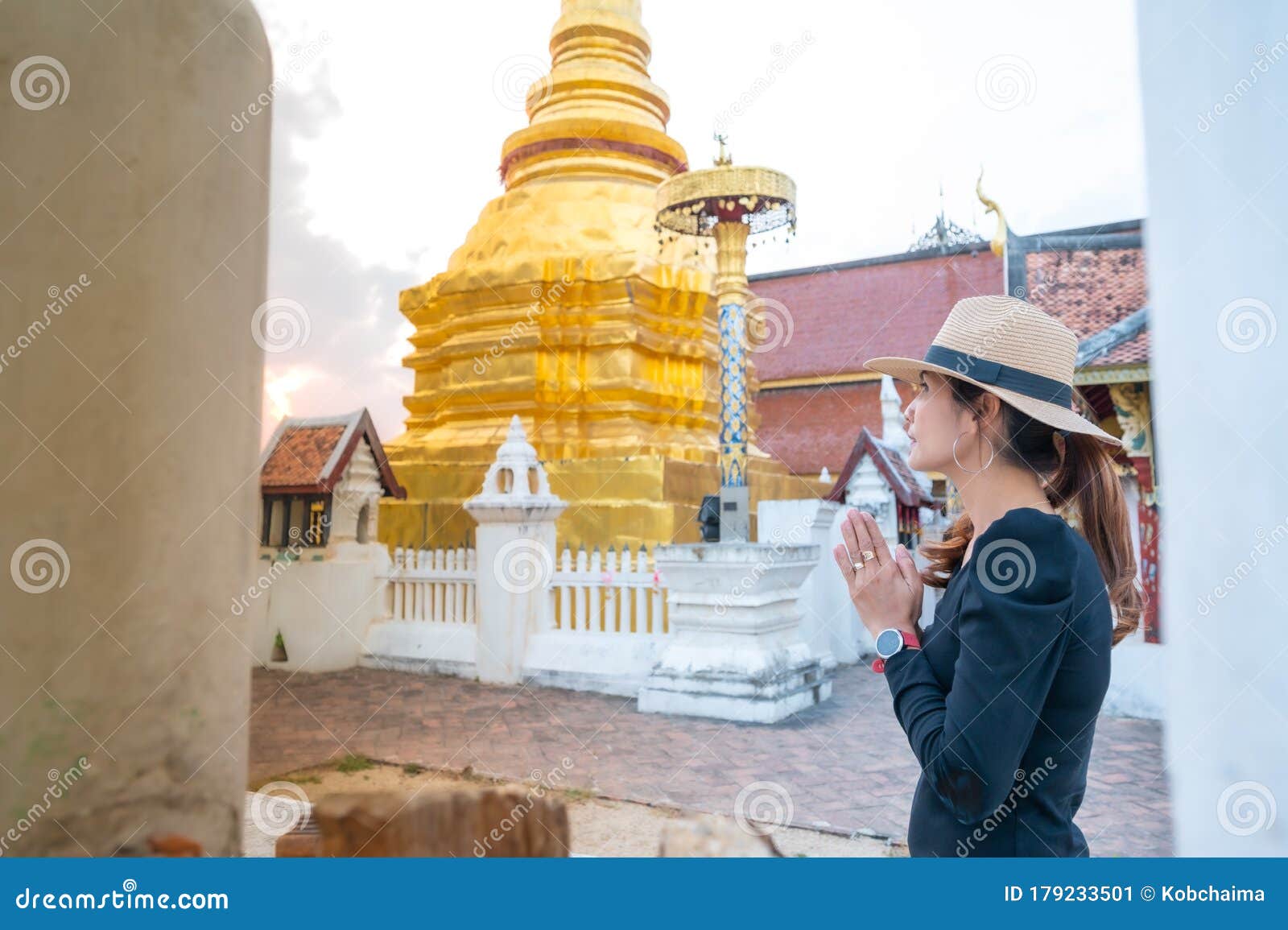 Mujer Asiática Con Fondo De Wat Pong Sanuk Imagen de archivo