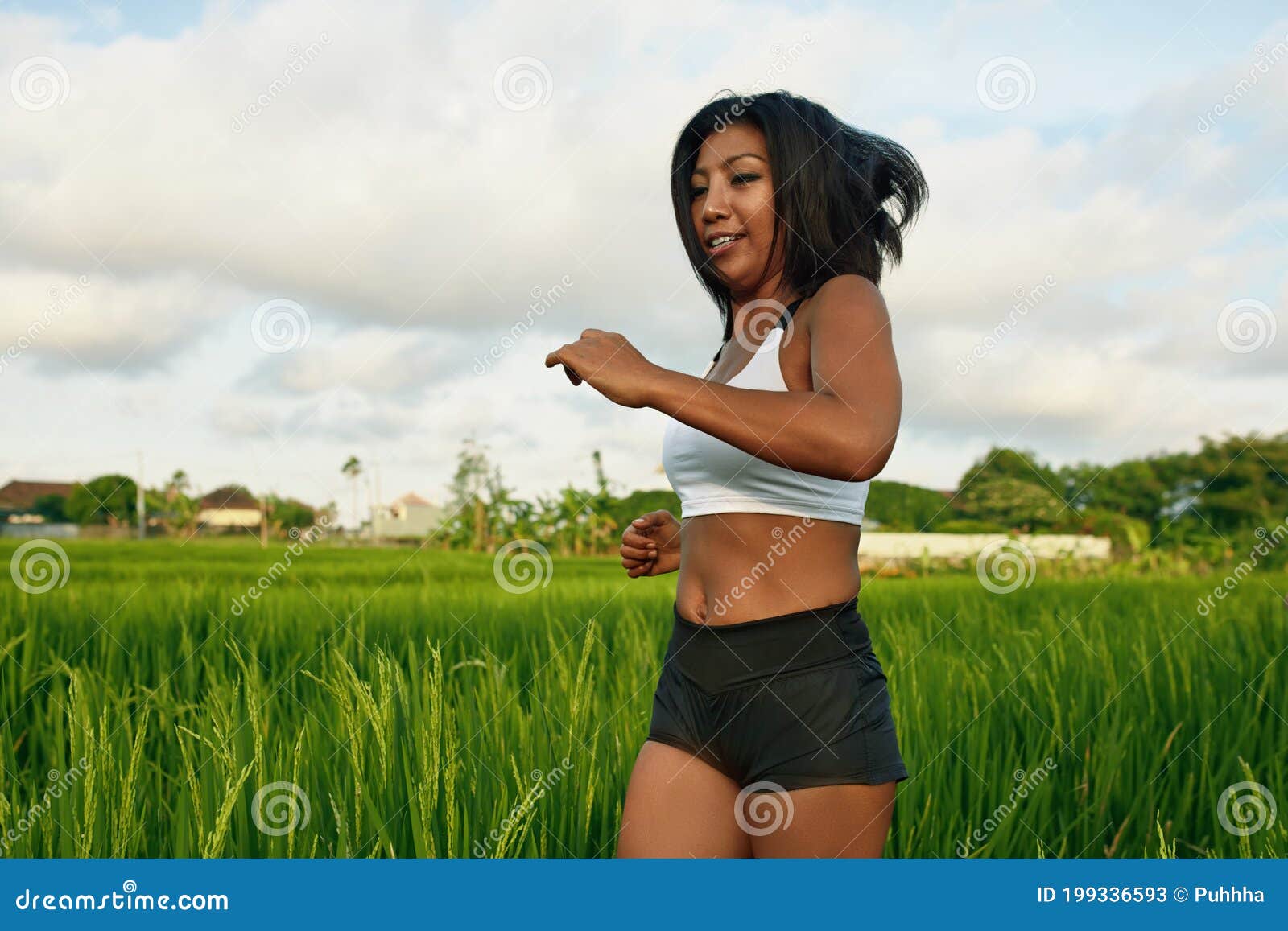 Mujer corriendo, mujer en ropa deportiva