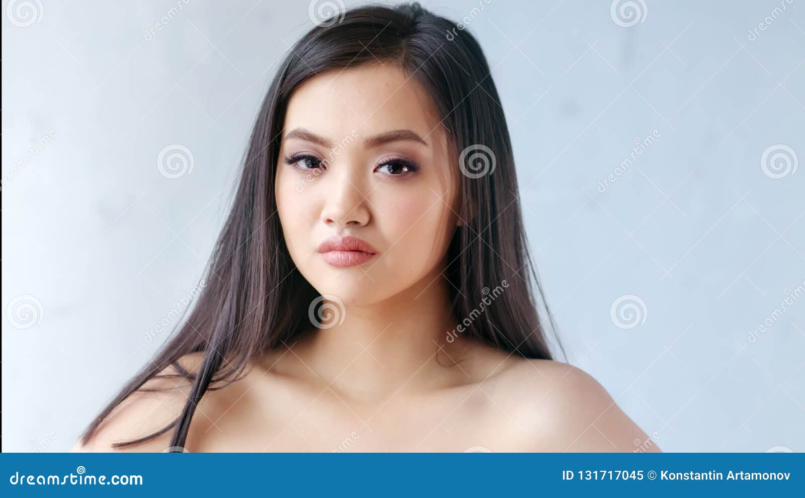 Mujer Asiática Desnuda Confiada Del Retrato Medio Del Primer Con El Pelo Ventoso Que Mira La Cámara Lenta De La Cámara Almacen De Video imagen