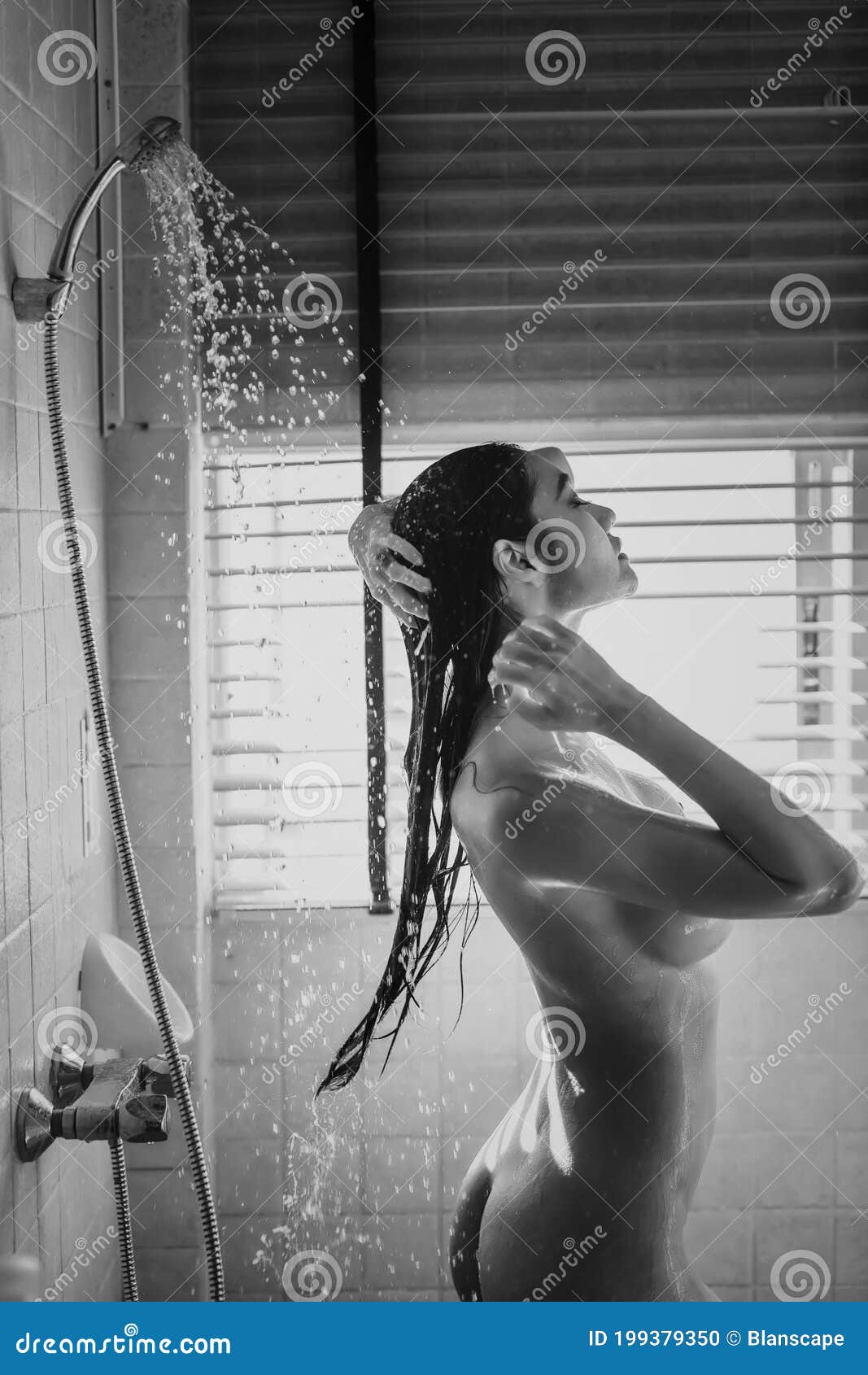 Mujer Asiática Desnuda Duchando En El de - Imagen de ducha, sano: 199379350