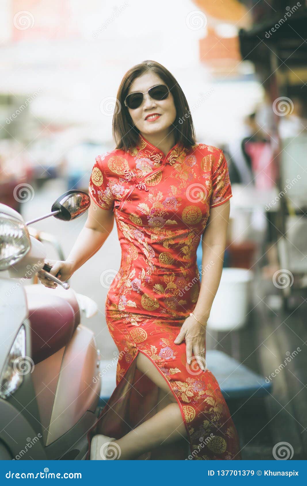 Asiática Que Lleva La Cara Sonriente Dentuda De La Mujer De La Ropa China De La Tradición En Ciudad De China De Bangkok De Imagen de archivo - Imagen toposo,