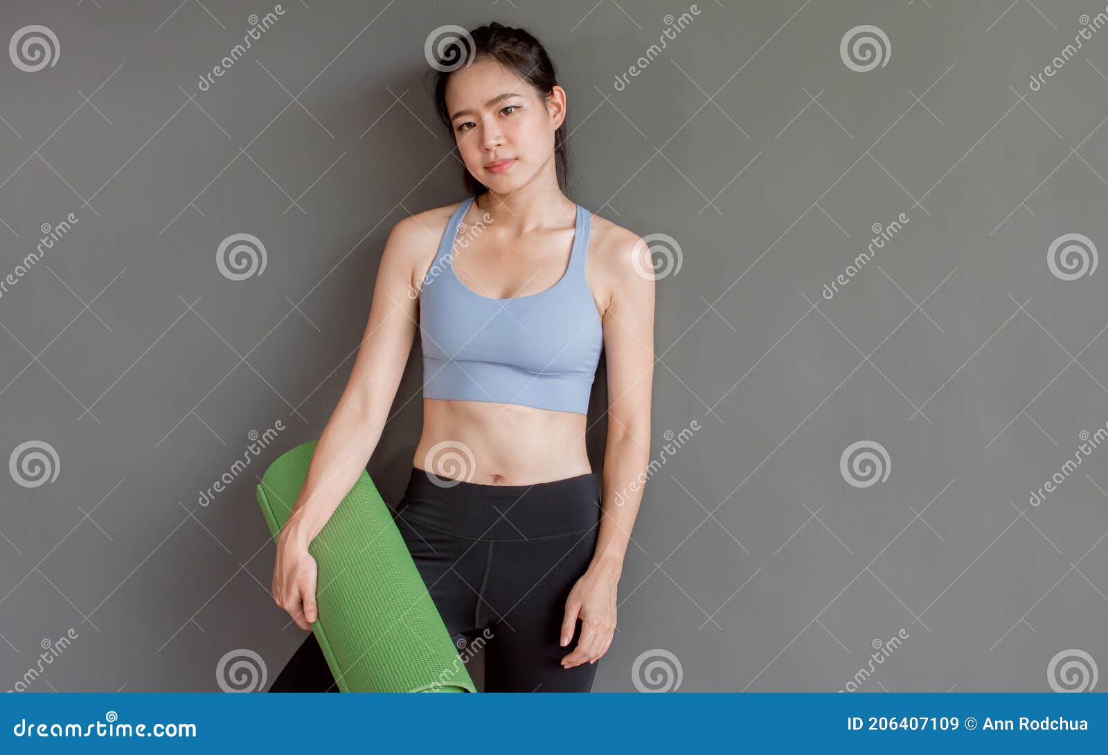 Primer Plano De Una Mujer Deportiva Que Usa Esterilla De Yoga
