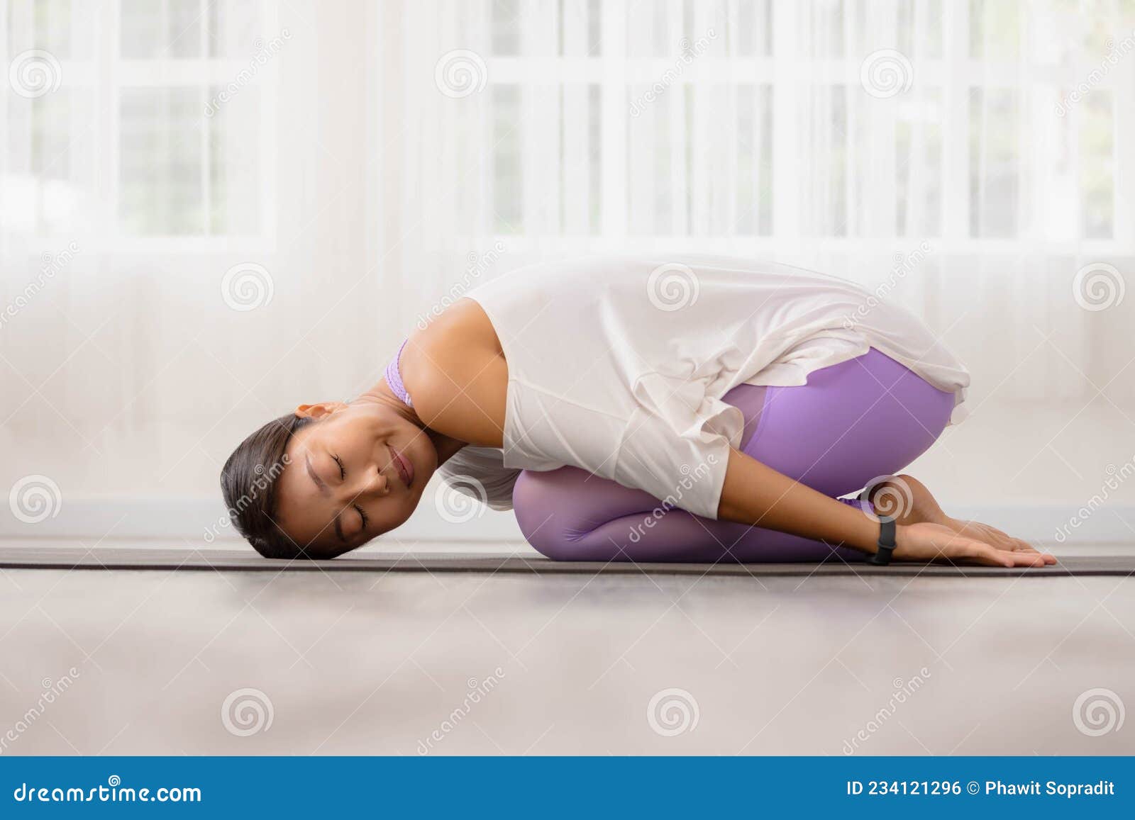 Mujer Asiática Trabajando En Ropa Deportiva Mientras Hace Yoga