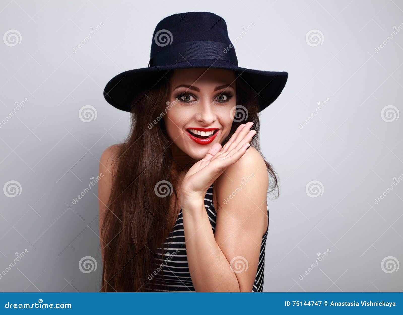 Mujer Asombrosamente Del Maquillaje Brillante Feliz Que Mira La Diversión En Azul De La Moda Imagen de archivo - Imagen de felicidad, sombrero: 75144747 Mujer Asombrosamente Del Maquillaje Brillante Feliz Que Mira La Diversión En Azul De La Moda Imagen de archivo - Imagen de felicidad, sombrero: 75144747