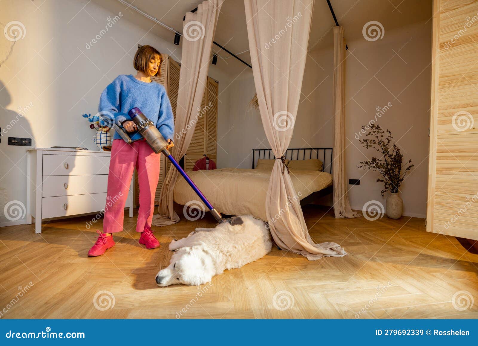 Mujer limpieza de sofá con aspiradora en casa. concepto de