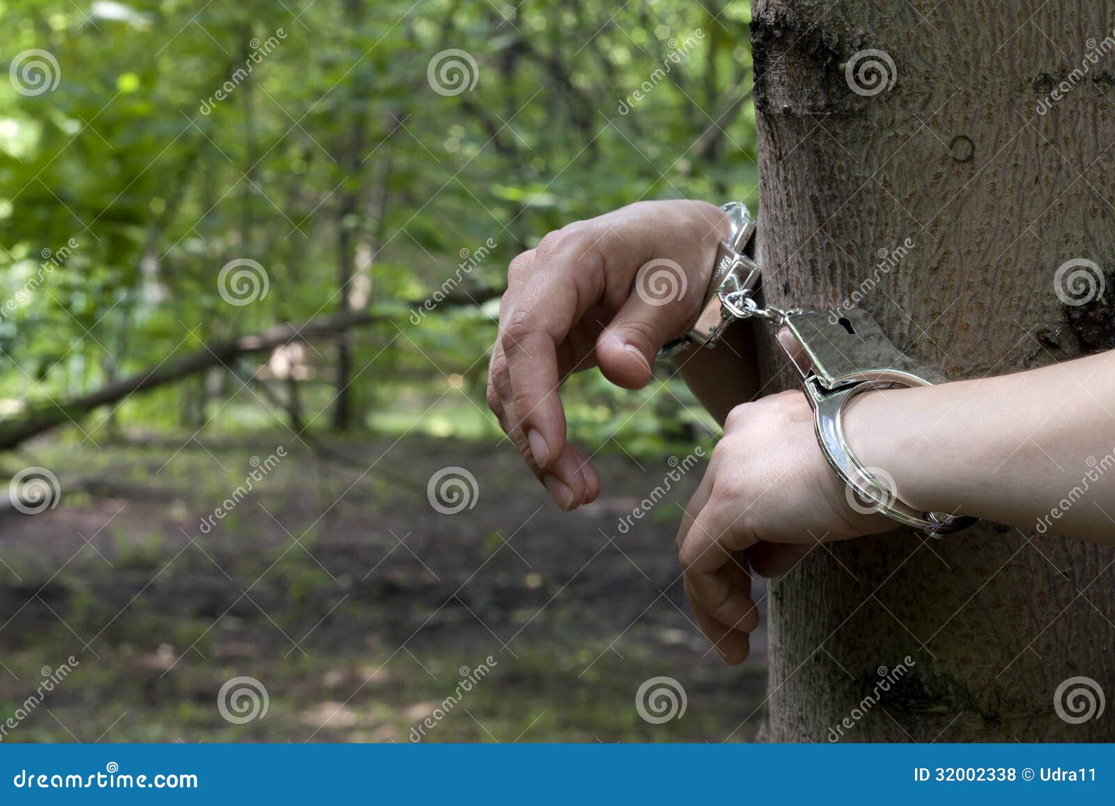 Mujer atada a un árbol en el bosque