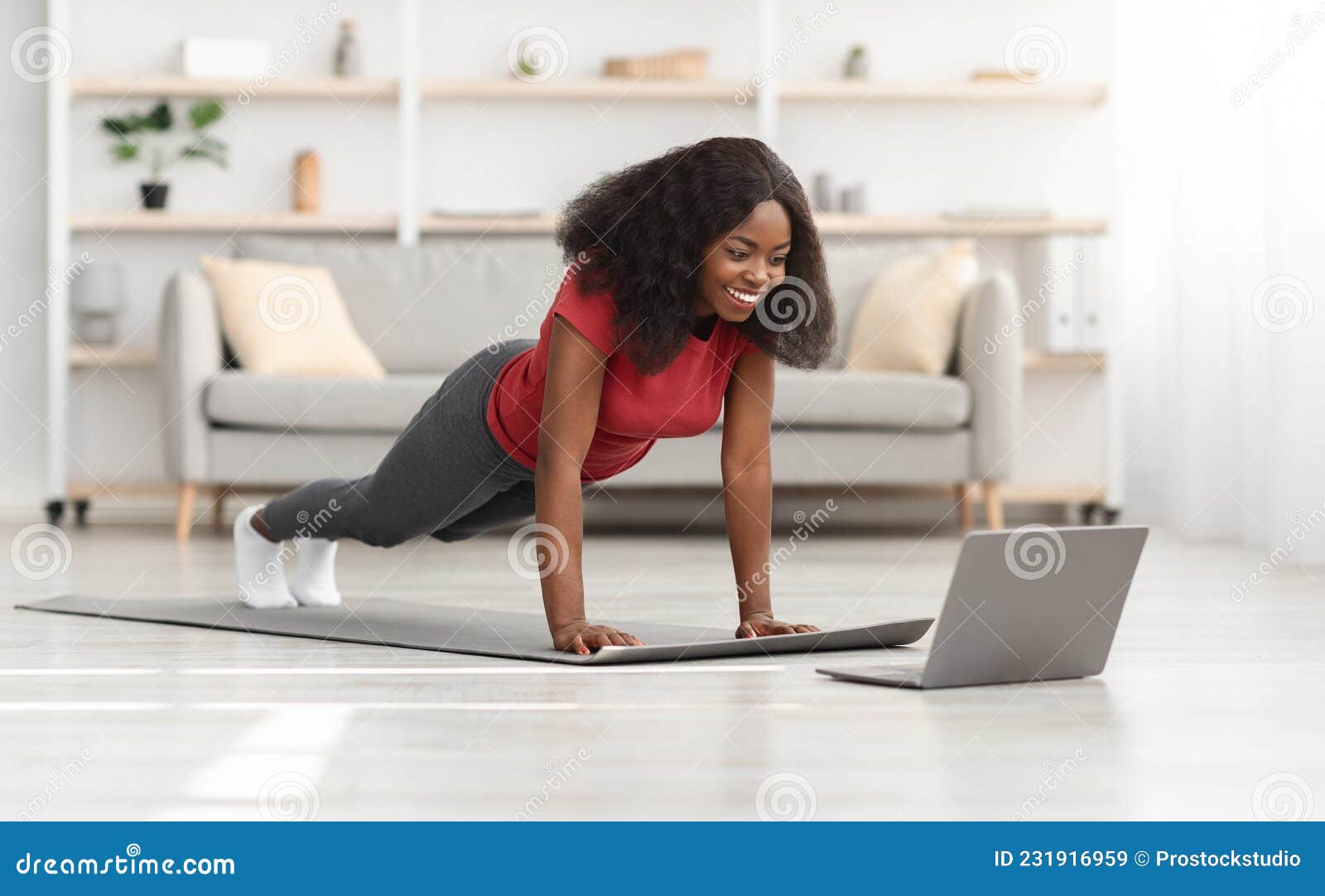 Mujer Atlética Afroamericana Positiva Haciendo Ejercicio En Casa Usando  Laptop Imagen de archivo - Imagen de aptitud, gente: 231916959