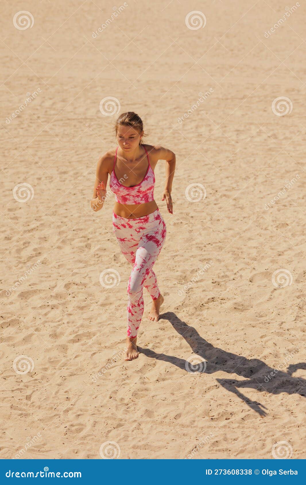 Mujer Atlética En Ropa Deportiva Corre a Lo Largo De La Playa De Arena.  Dama Deportiva Se Prepara Para La Maratón Foto de archivo - Imagen de  resistencia, saltar: 273608338