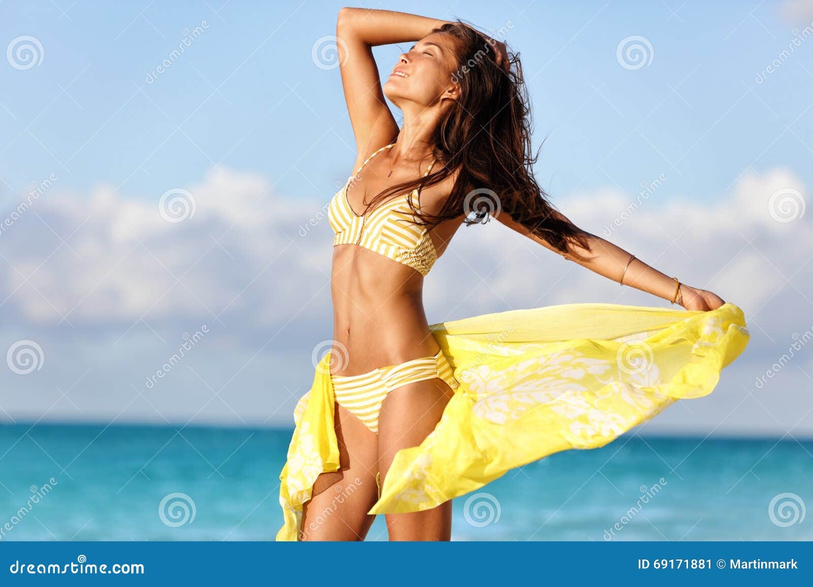 Mujer Atractiva Del Cuerpo Del Bikini Del Bronceado Que Se Relaja En La