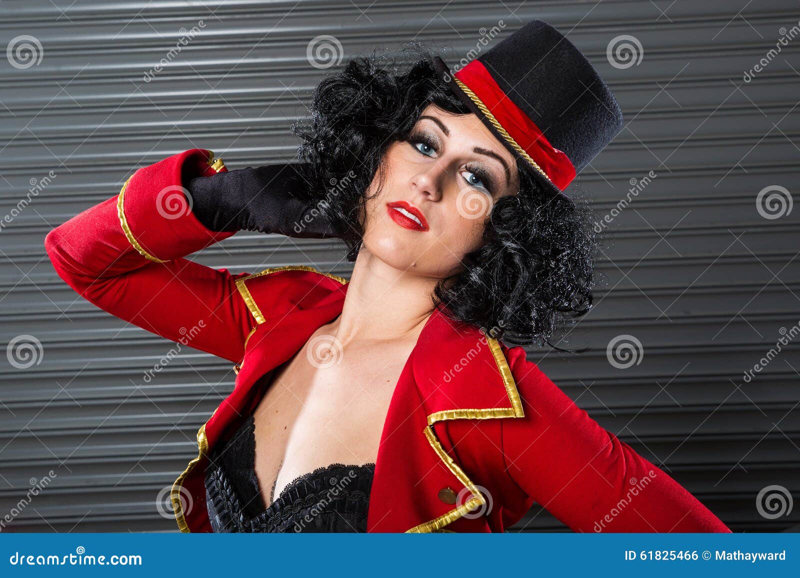 Torpe Reina Retorcido Mujer Atractiva Del Director De Pista De Circo Del Circo Foto de archivo -  Imagen de atractivo, ojos: 61825466