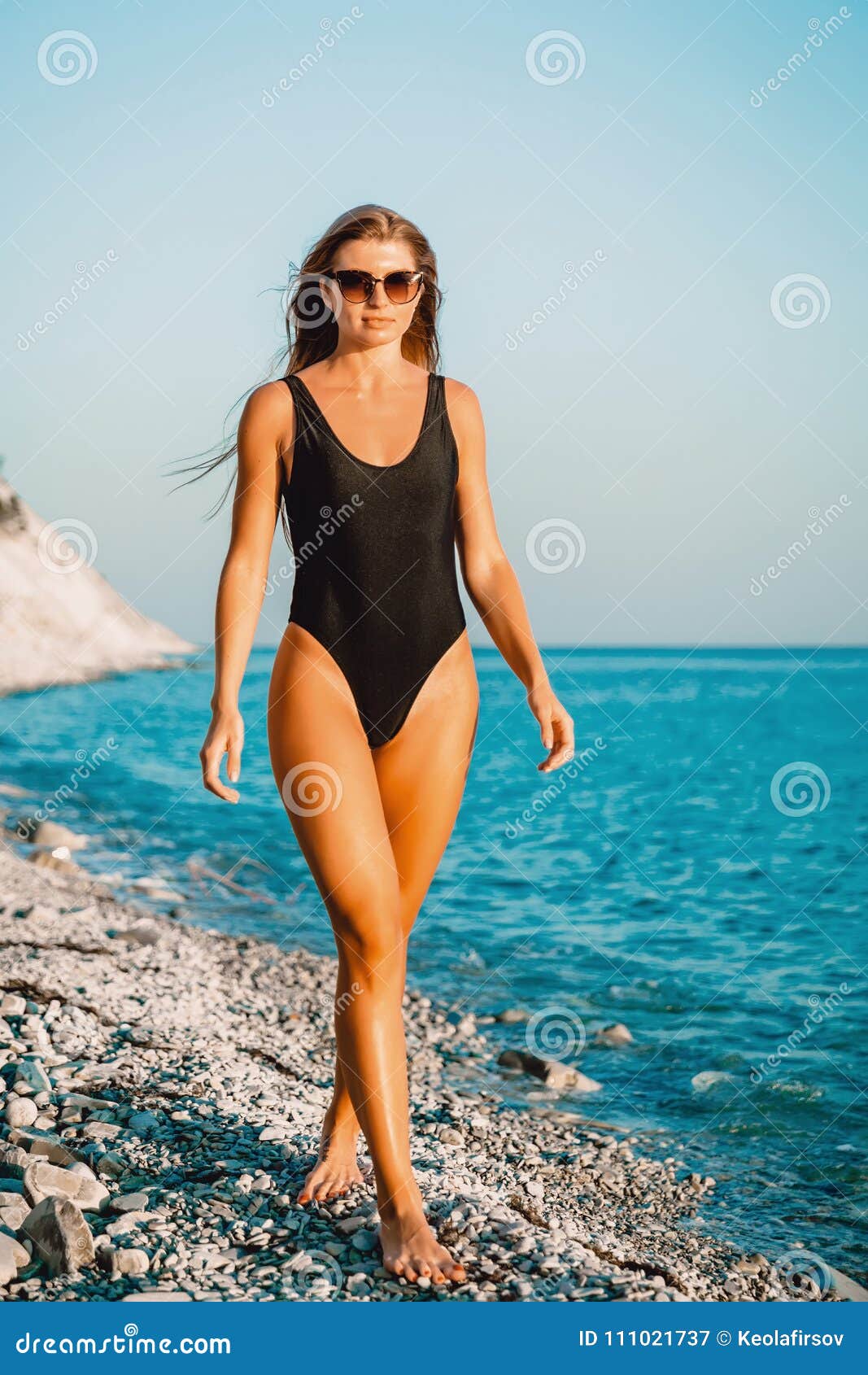 Reproducir Apoyarse perdonar Mujer Atractiva Del Moreno En Traje De Baño Negro En La Playa Imagen de  archivo - Imagen de hermoso, verano: 111021737