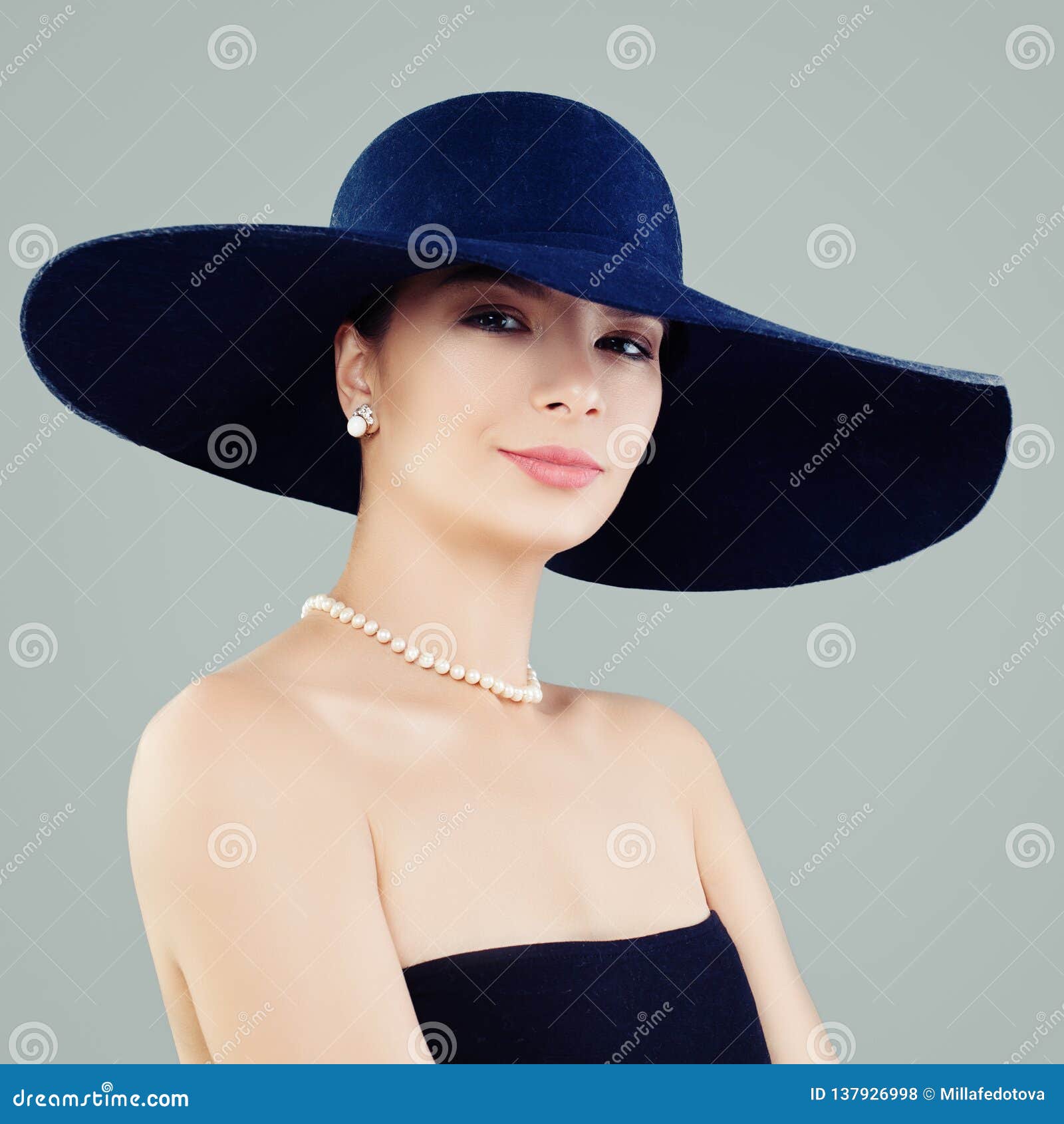 Mujer Atractiva En El Sombrero Clásico Azul Y Las Perlas Blancas, Retrato De La Moda Foto de - Imagen de modelo: 137926998