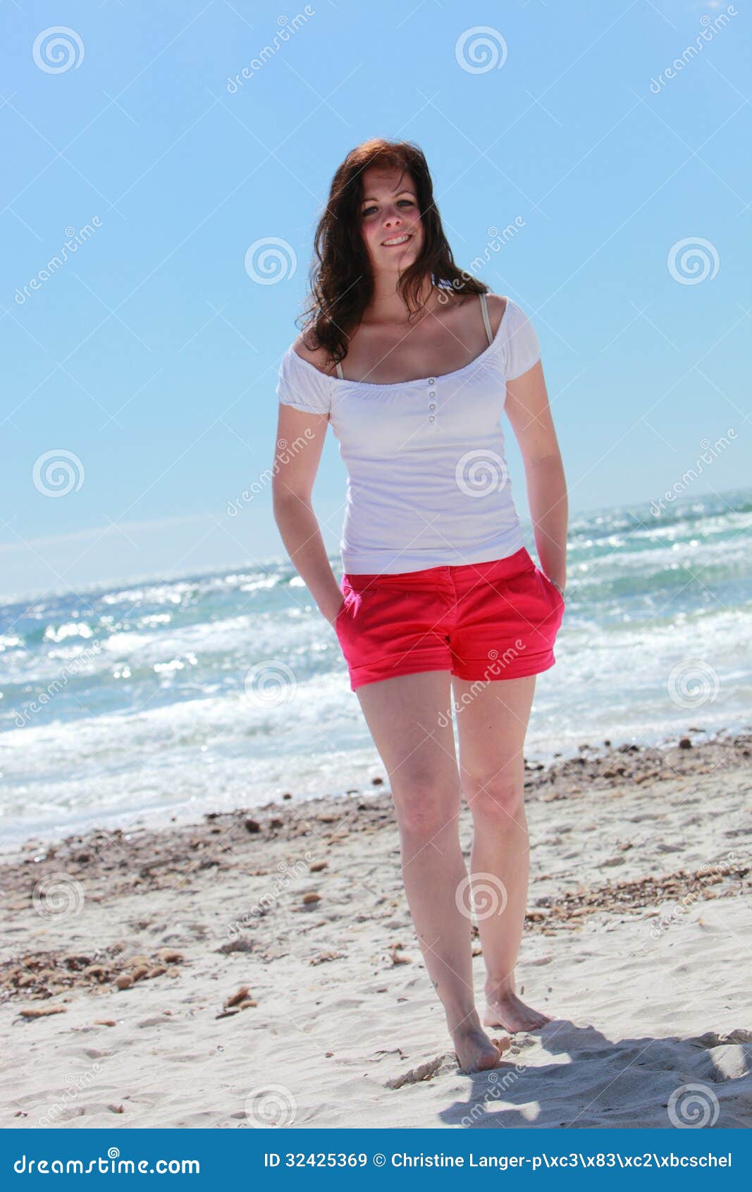 Mujer Atractiva En Pantalones En La Imagen de archivo - Imagen de arena, océano: 32425369
