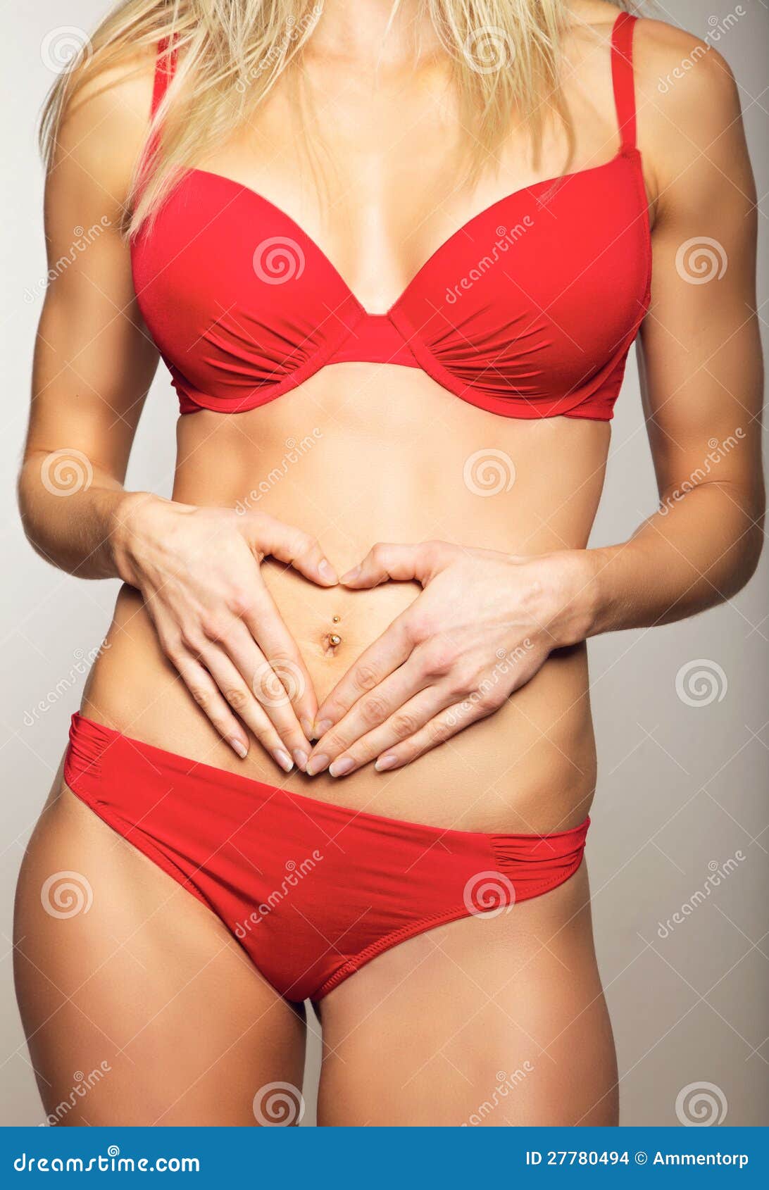 Mujer Atractiva En Ropa Roja Foto de archivo - Imagen de gordura, vertical: