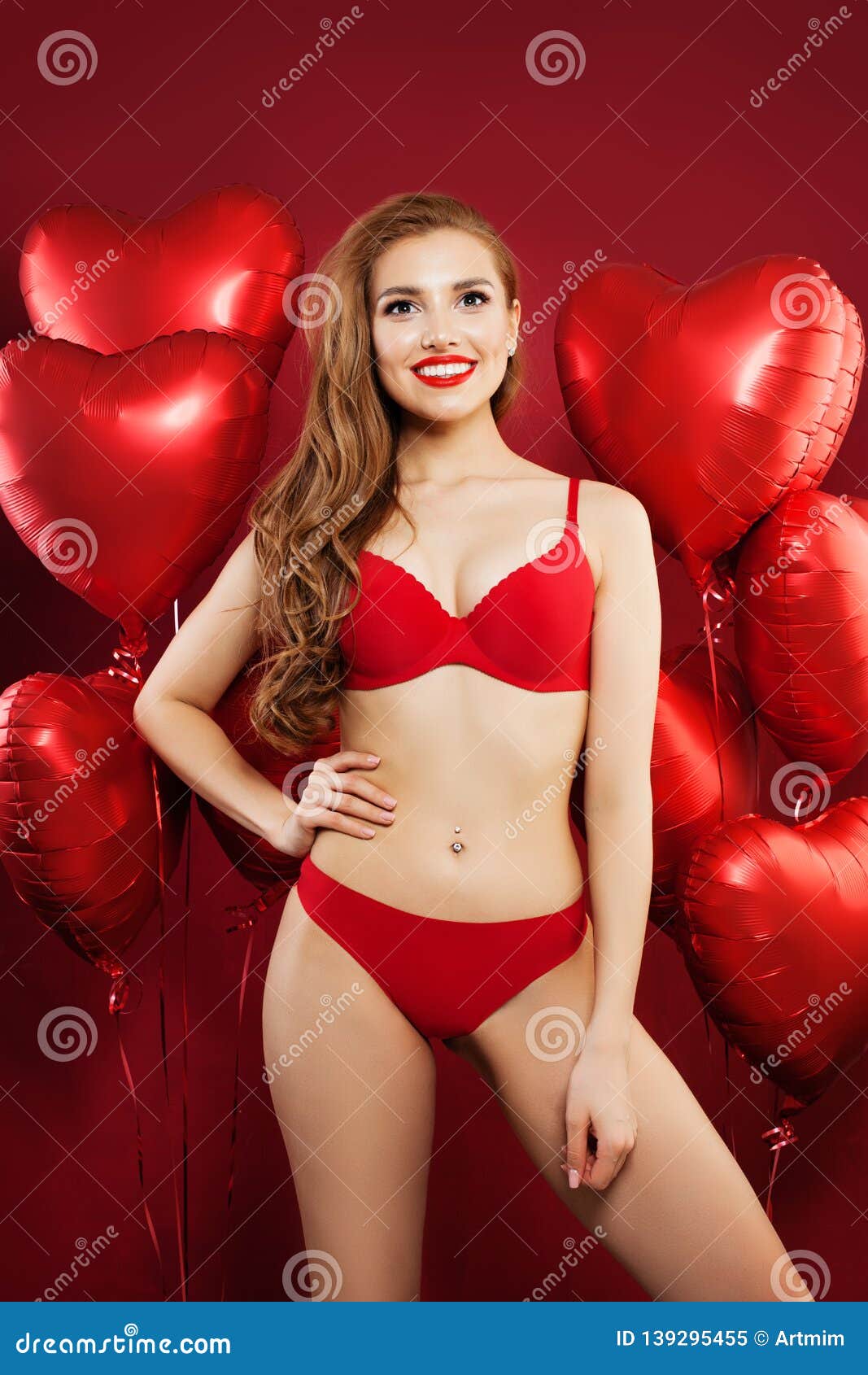 Mujer Atractiva En Ropa Interior En Fondo Rojo Del Corazón De Los Globos Rojos Sorpresa, Tarjetas Del Día De San Valentín Ge Imagen de archivo - Imagen de sano, underwear: 139295455