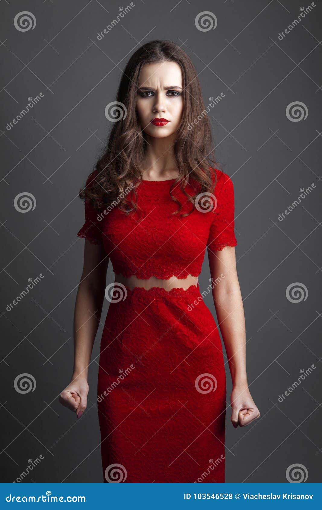 Mujer Atractiva Vestido Rojo Fondo Gris Foto de archivo - Imagen de persona, tristeza: 103546528