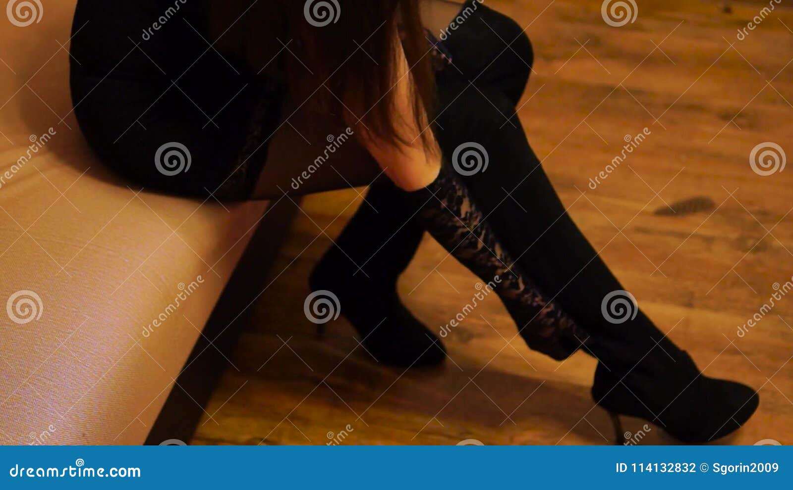 Mujer Atractiva En Vestido Y Medias En Altas Botas Metrajes - Vídeo de modelo, elegancia: 114132832 Mujer Atractiva En Vestido Y Medias En Altas Botas Metrajes - Vídeo de modelo, elegancia: 114132832