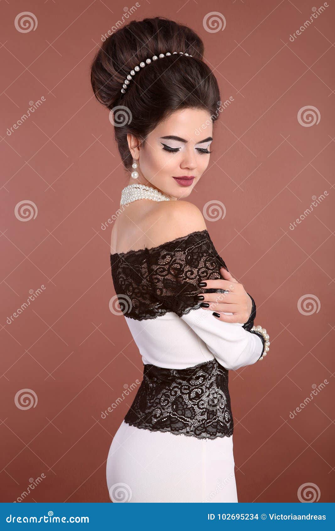 paquete gemelo Escarpa Mujer Atractiva Morena Elegante En Vestido Blanco Negro De Moda En Foto de  archivo - Imagen de aislado, hermoso: 102695234