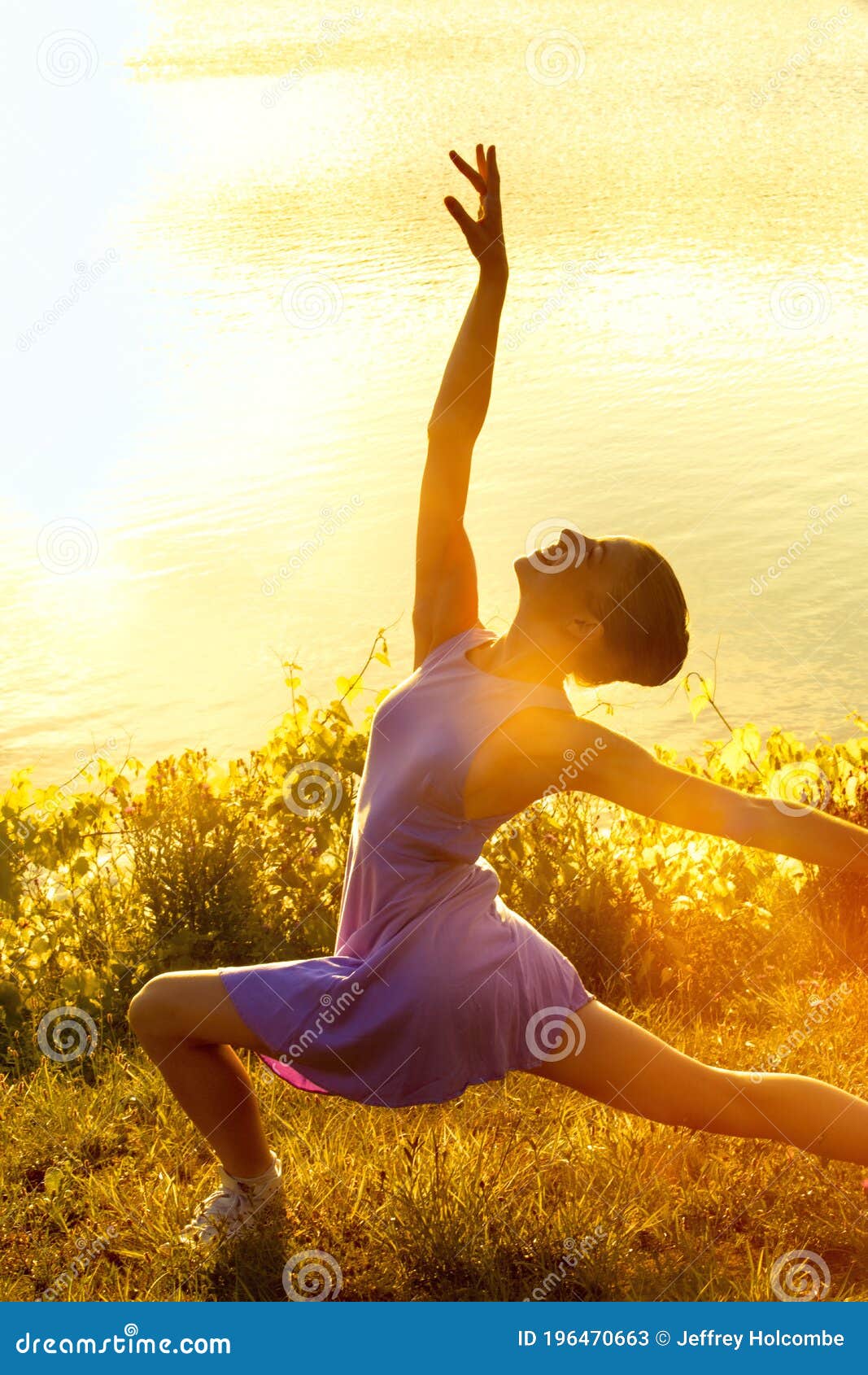 Mujer Bailando Con Intensas Reflexiones Del Sol Poniente Imagen de archivo  - Imagen de estocada, sitio: 196470663