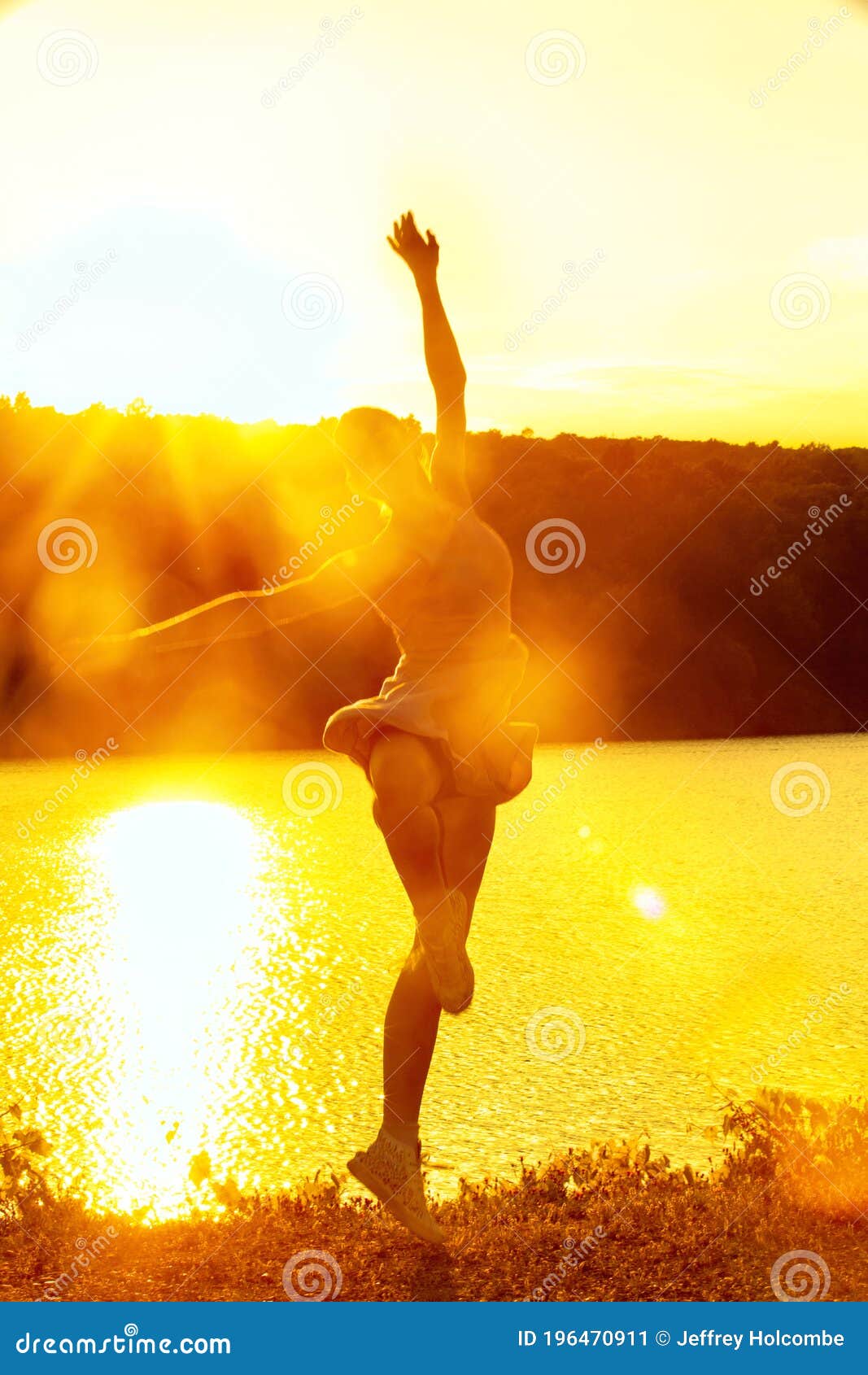 Mujer Bailando Con Intensas Reflexiones Del Sol Poniente Imagen de archivo  - Imagen de llameante, reserva: 196470911