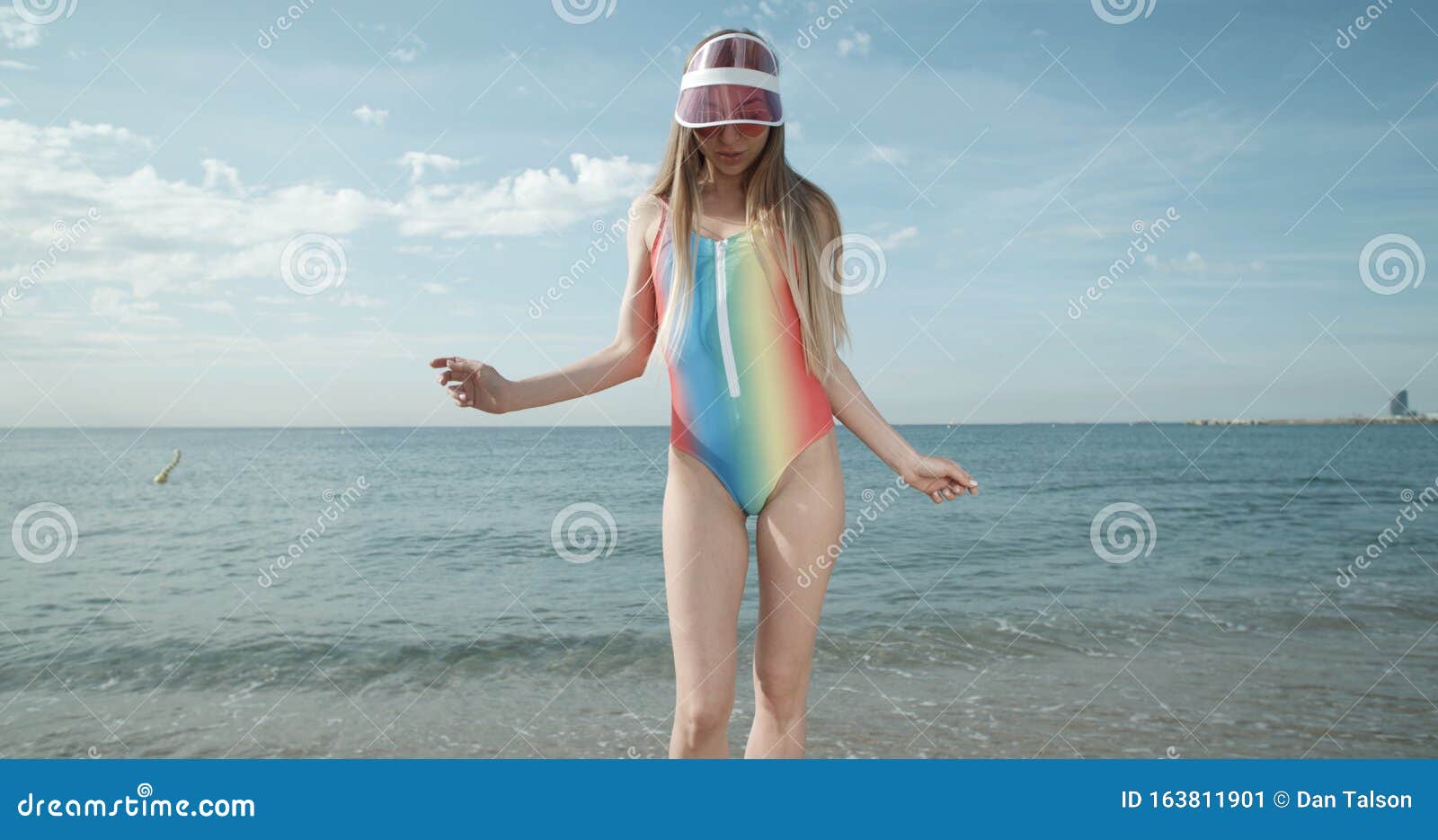 Mujer Bailando En Bikini En La Playa Imagen de archivo - Imagen de