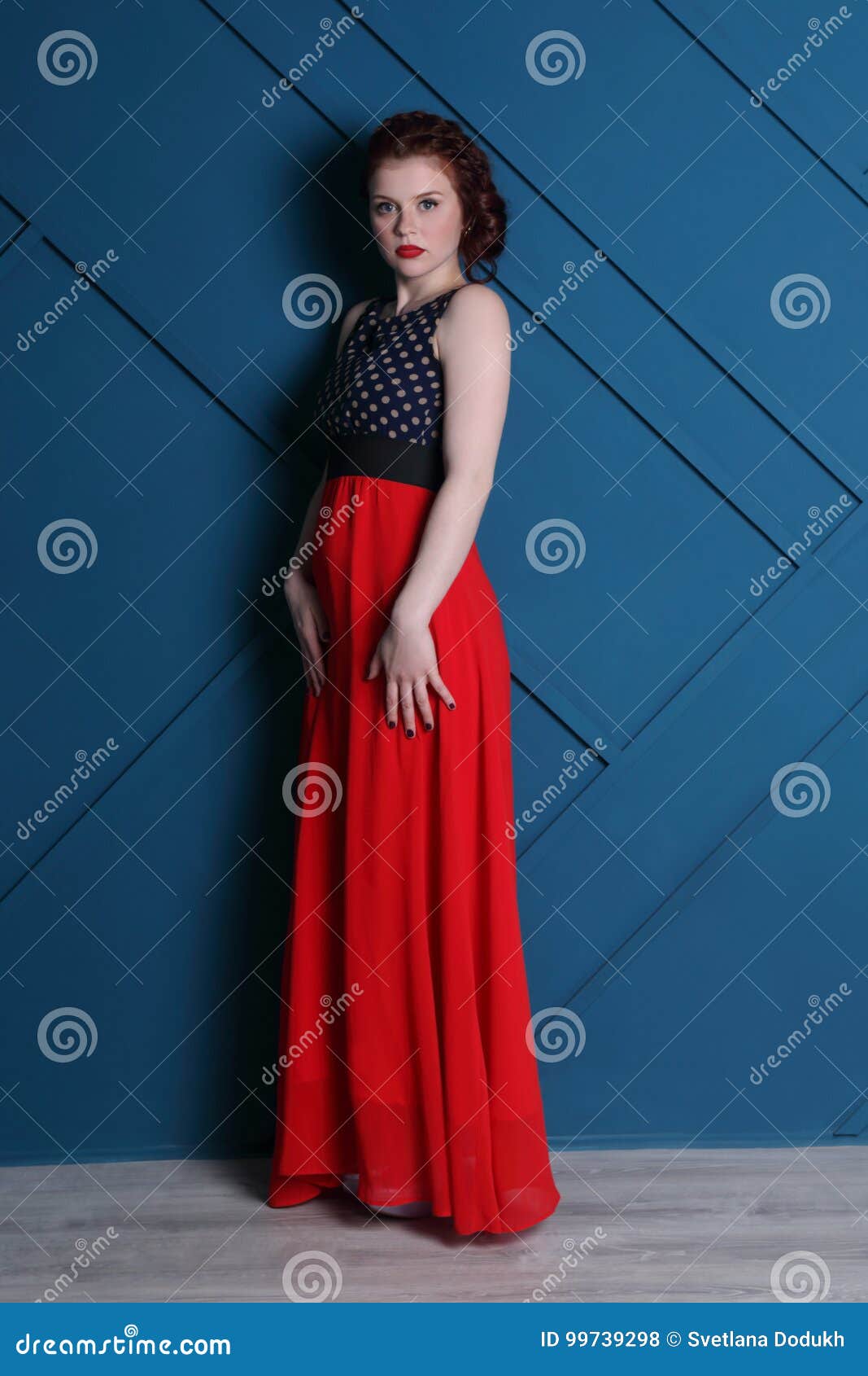 Mujer Bastante Joven Con El Peinado En Vestido Largo Foto de archivo -  Imagen de elegante, completo: 99739298