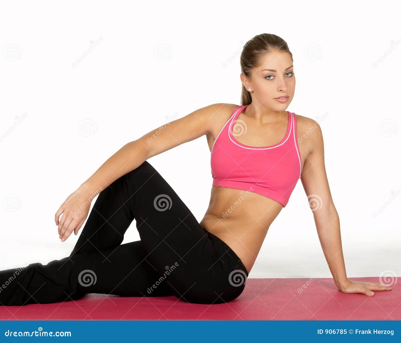 Mujer bastante joven en actitud de la yoga. Mujer joven hermosa en actitud de la yoga