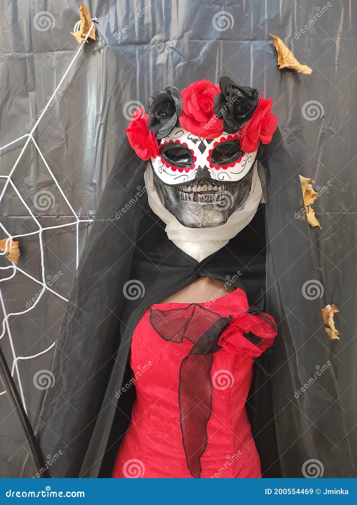 Mujer Boba En Disfraz Disfrazado De Muerte De Halloween Imagen de archivo -  Imagen de vacaciones, negro: 200554469