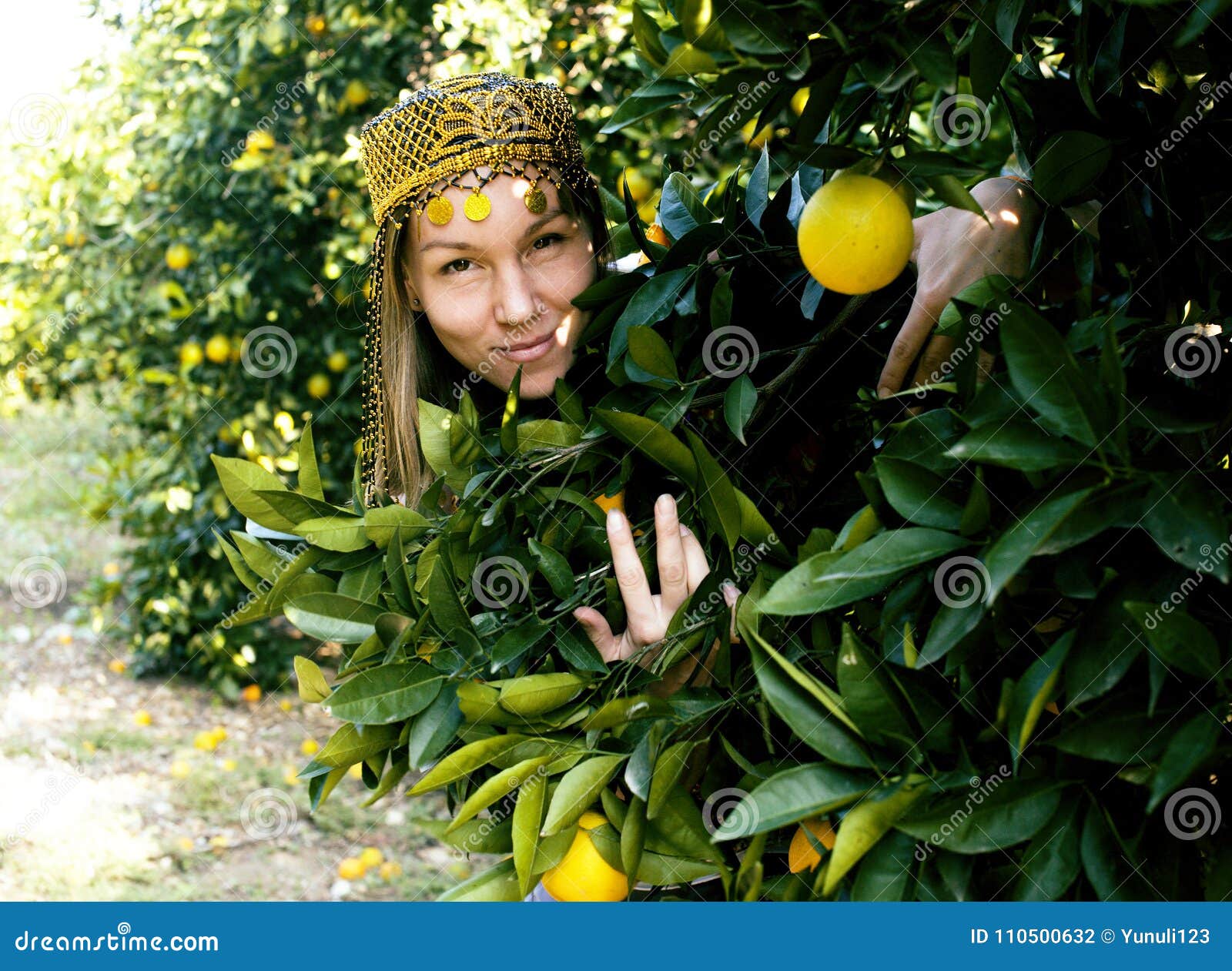 Mujer Bonita En Arboleda Anaranjada Que Sonrie Che Musulman Real Del Islam De La Muchacha Foto De Archivo Imagen De Muchacha Arboleda