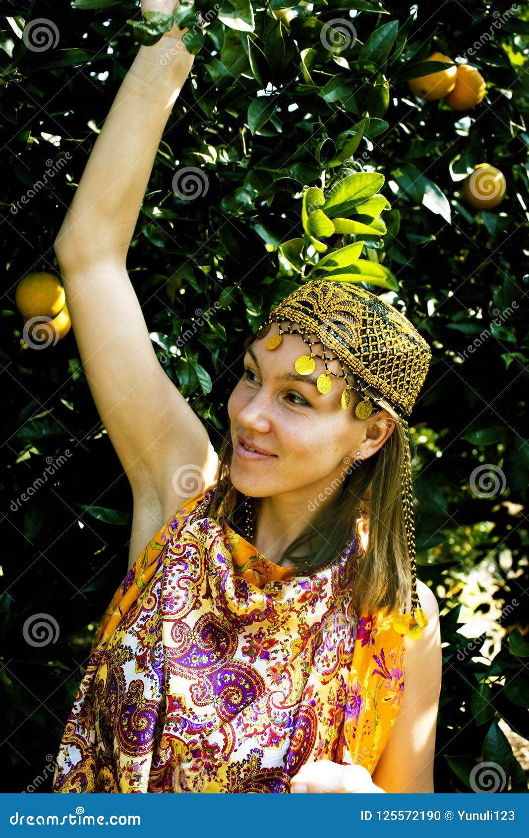 Mujer Bonita En Arboleda Anaranjada Que Sonrie Che Musulman Real Del Islam De La Muchacha Foto De Archivo Imagen De Real Sonrie