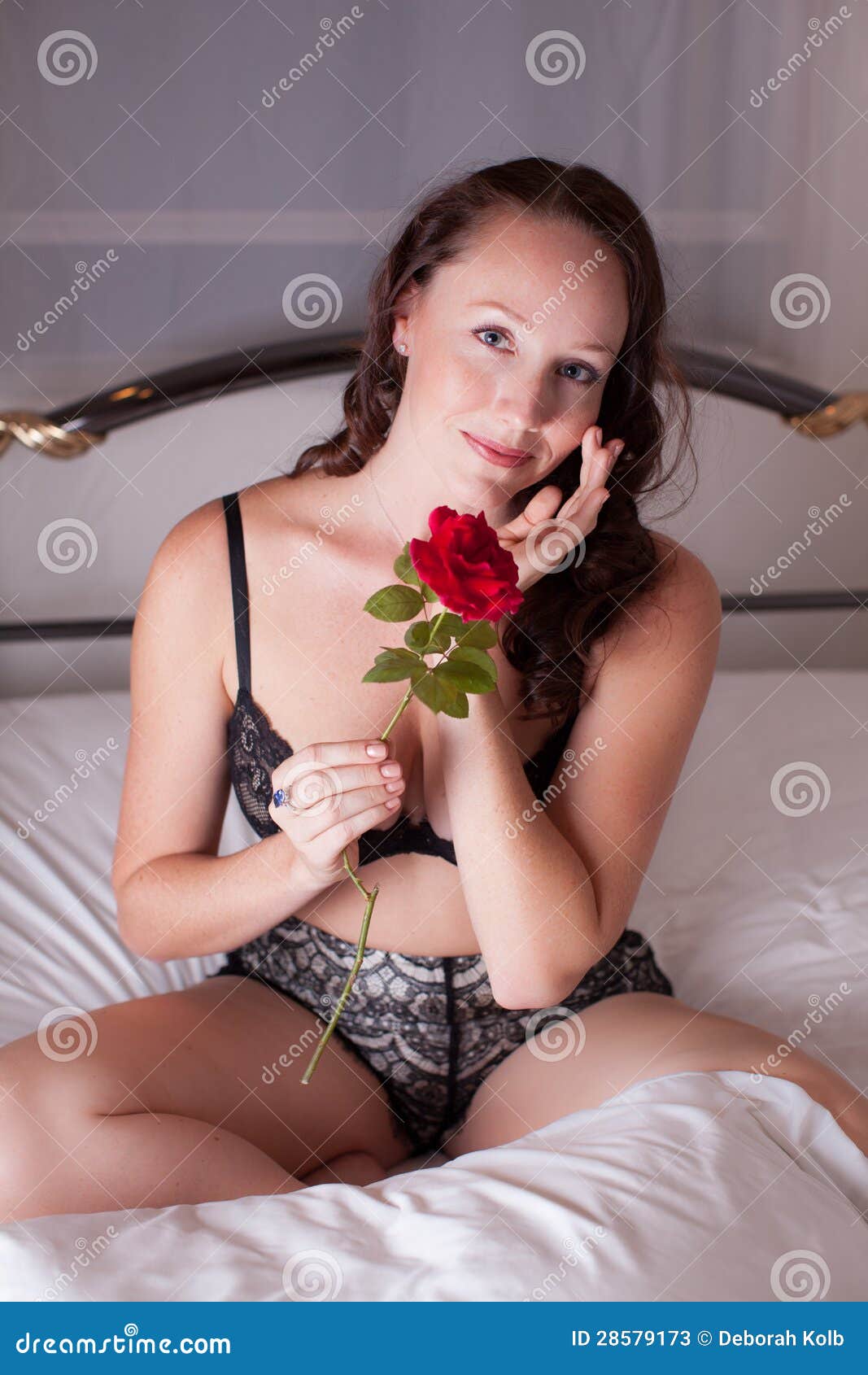 Mujer Bonita Ropa Interior Con Una Rosa Imagen de archivo - Imagen celebraciones, 28579173