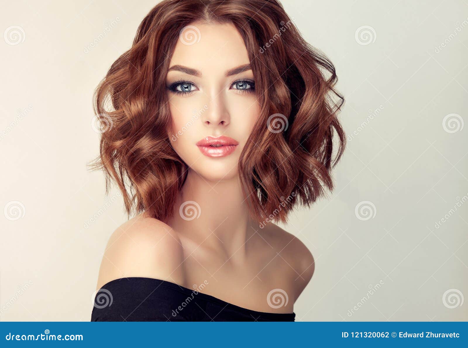 Mujer Cabelluda Marrón Joven Y Atractiva Con El Peinado Moderno, De Moda Y  Elegante Foto de archivo - Imagen de fresco, fragancia: 121320062