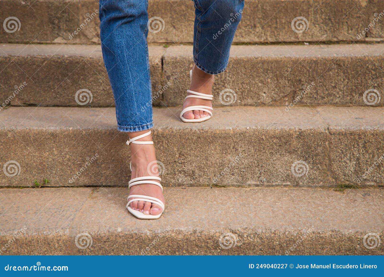 Mujer Caminando Por Las Escaleras Con Altos. Pueden Ver Pies Bajando Los Escalones Imagen de archivo - Imagen de brillante, paso: