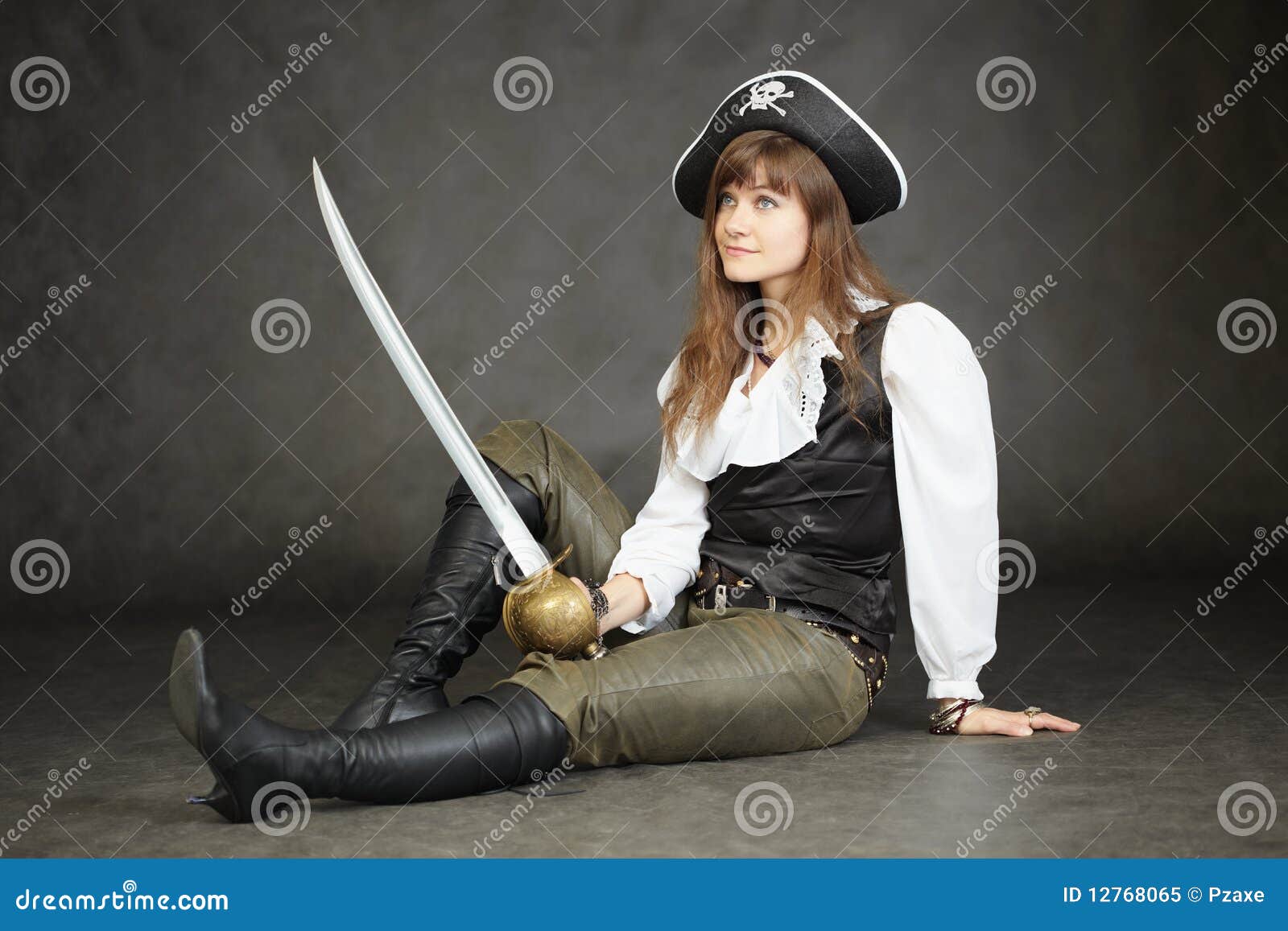Mujer - Capitana De Piratas Sentada Imagen de archivo - Imagen de deslizar,  filibusterismo: 12768065, image size:1600x1157
