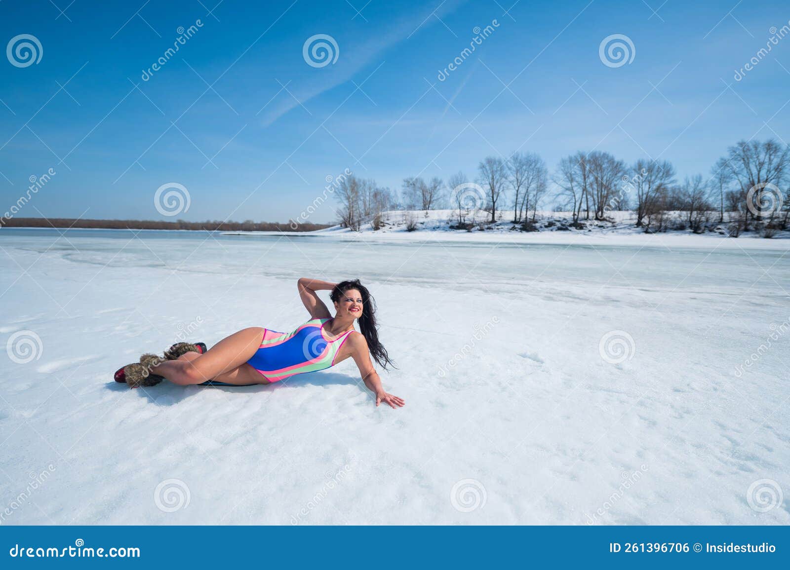 Mujer Caucásica Con Traje De Baño Bañada En La Nieve En Invierno. Foto de  archivo - Imagen de playa, asoleado: 261396706