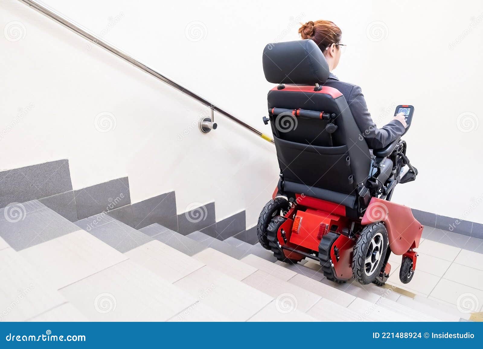 Nadie Formular Año Nuevo Lunar Mujer Caucásica En Silla De Ruedas De Oruga Eléctrica Sube Las Escaleras. Foto de archivo - Imagen de eléctrico, movilidad: 221488924 Nadie Formular Año Nuevo Lunar Mujer Caucásica En Silla De Ruedas De Oruga Eléctrica Sube Las Escaleras. Foto de archivo - Imagen de eléctrico, movilidad: 221488924