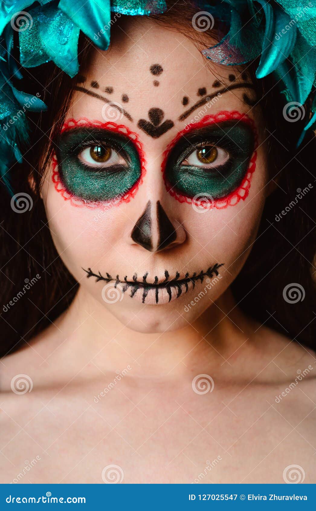 Mujer Caucásica Joven En Cierre Vertical Del Retrato Del Maquillaje Del Estilo Del Calavera Del Catrina Encima De La Cara Imagen de archivo - Imagen de haga, cierre: 127025547 Mujer Caucásica Joven En Cierre Vertical Del Retrato Del Maquillaje Del Estilo Del Calavera Del Catrina Encima De La Cara Imagen de archivo - Imagen de haga, cierre: 127025547