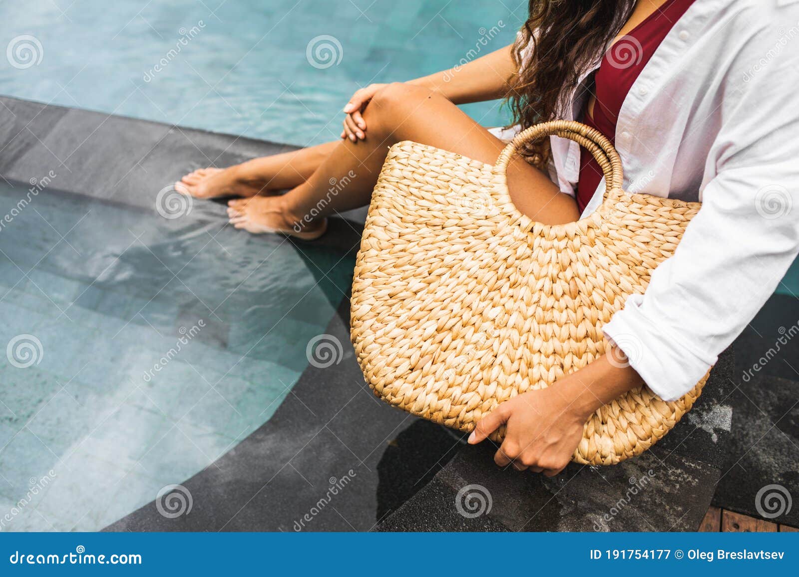 Mujer Cerca De La Piscina Sosteniendo En La Mano Una Bolsa De Playa De Paja  Hecha a Mano Imagen de archivo - Imagen de persona, piscina: 191754177